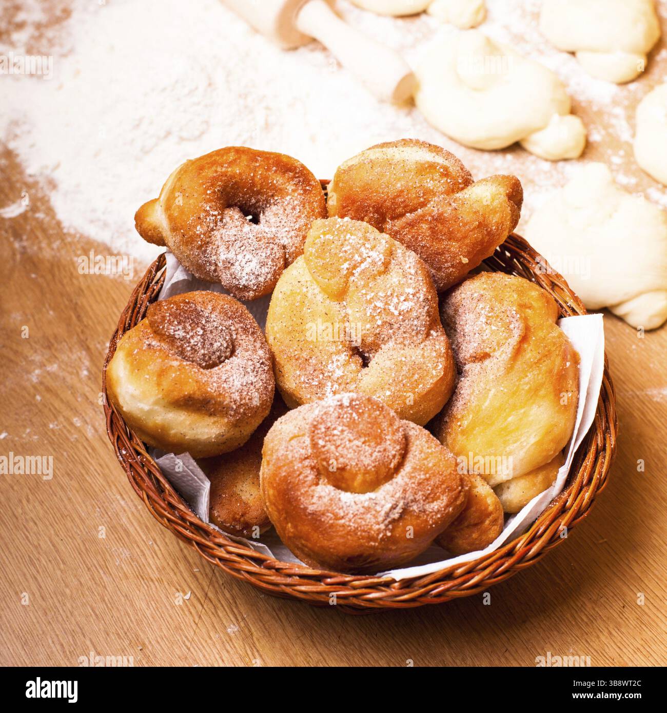 Beignet frais avec sucre en poudre et pâte préparée Banque D'Images Beignet frais avec sucre en poudre et pâte préparée Banque D'Images