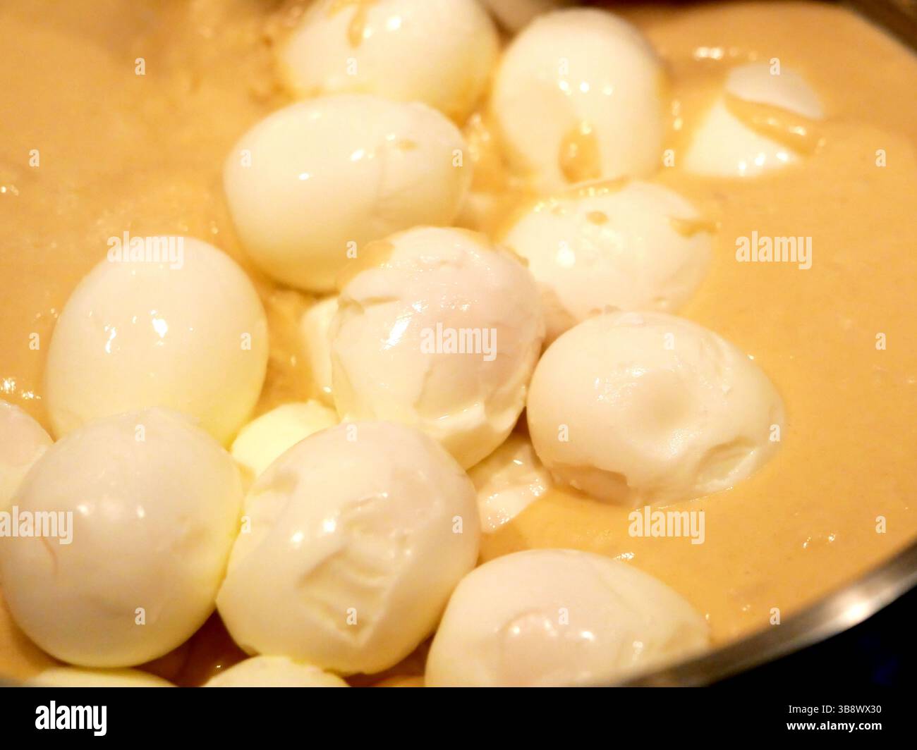 Oeufs pelés et durs préparés pour le plat d'oeufs de moutarde. Magnifiquement affiché, idéal pour la photographie culinaire, l'inspiration de recettes ou les arrière-plans créatifs. Banque D'Images