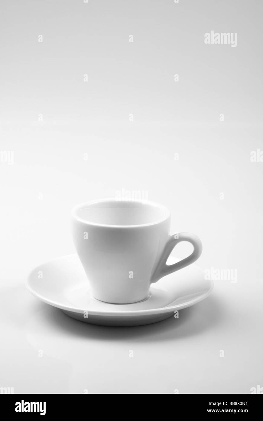 La tasse de café vide isolé sur fond blanc Banque D'Images La tasse de café vide isolé sur fond blanc Banque D'Images
