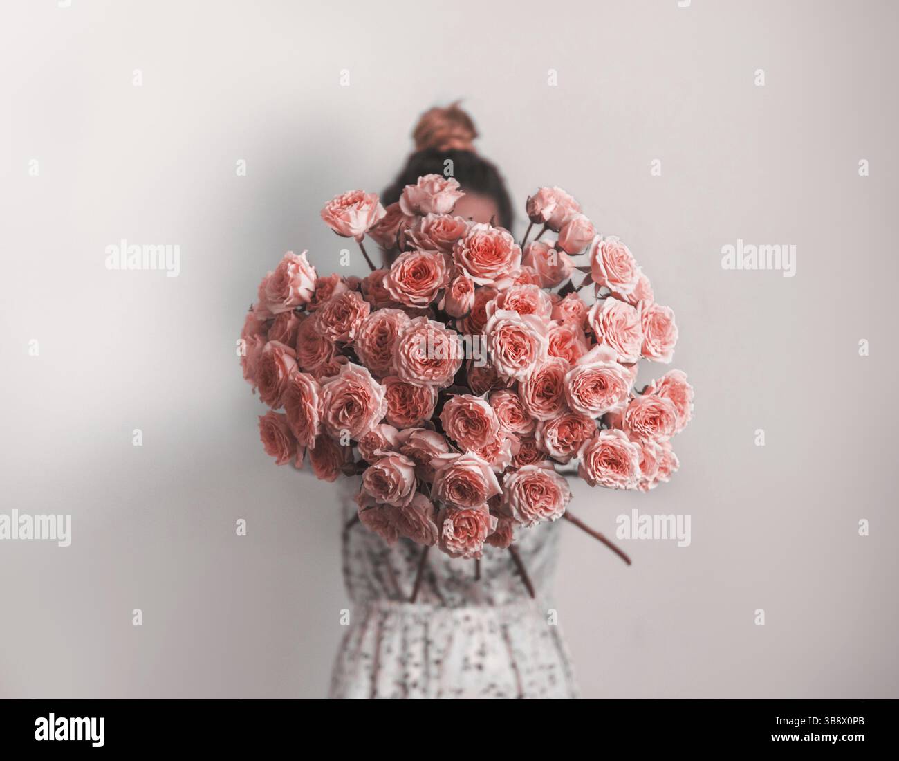 Bouquet dans les mains féminines. Bouquet de roses corail vivantes. Couleur de l'année 2019 Living Coral concept Banque D'Images