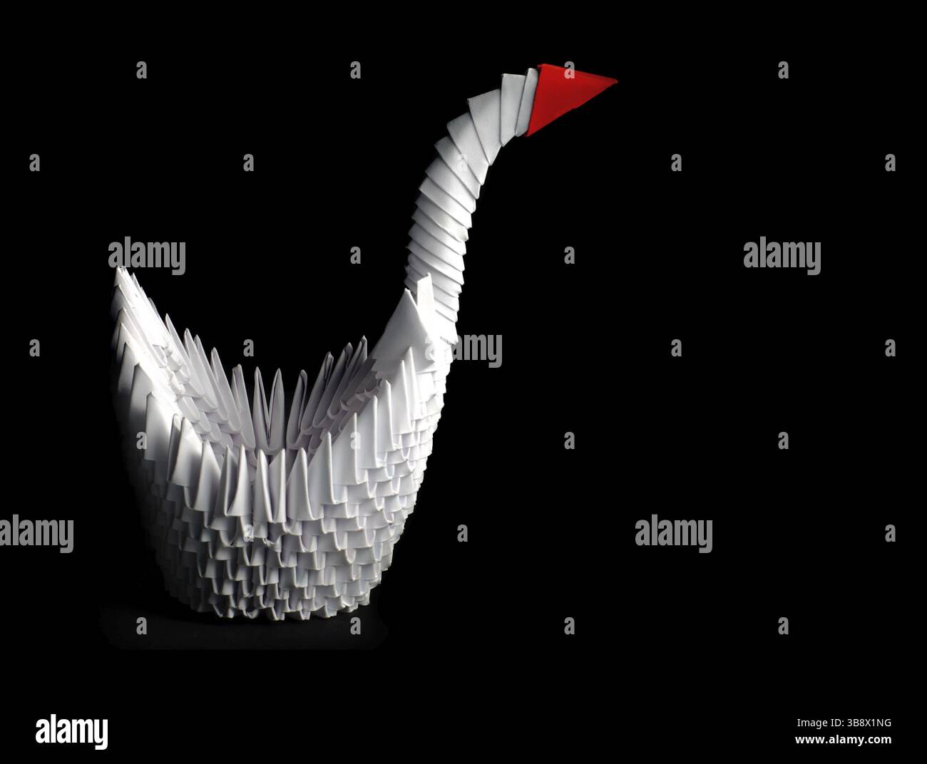 L'origami swan isolé sur fond noir Banque D'Images