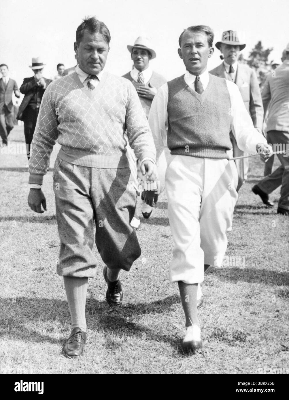 Les golfeurs Bobby (Robert Trent) Jones et Paul Runyan lors du First Masters Tournament (initialement nommé Augusta National invitation Tournament) au Augusta National Golf Club le 22 mars 1934, à Augusta, en Géorgie. (ÉTATS-UNIS) Banque D'Images