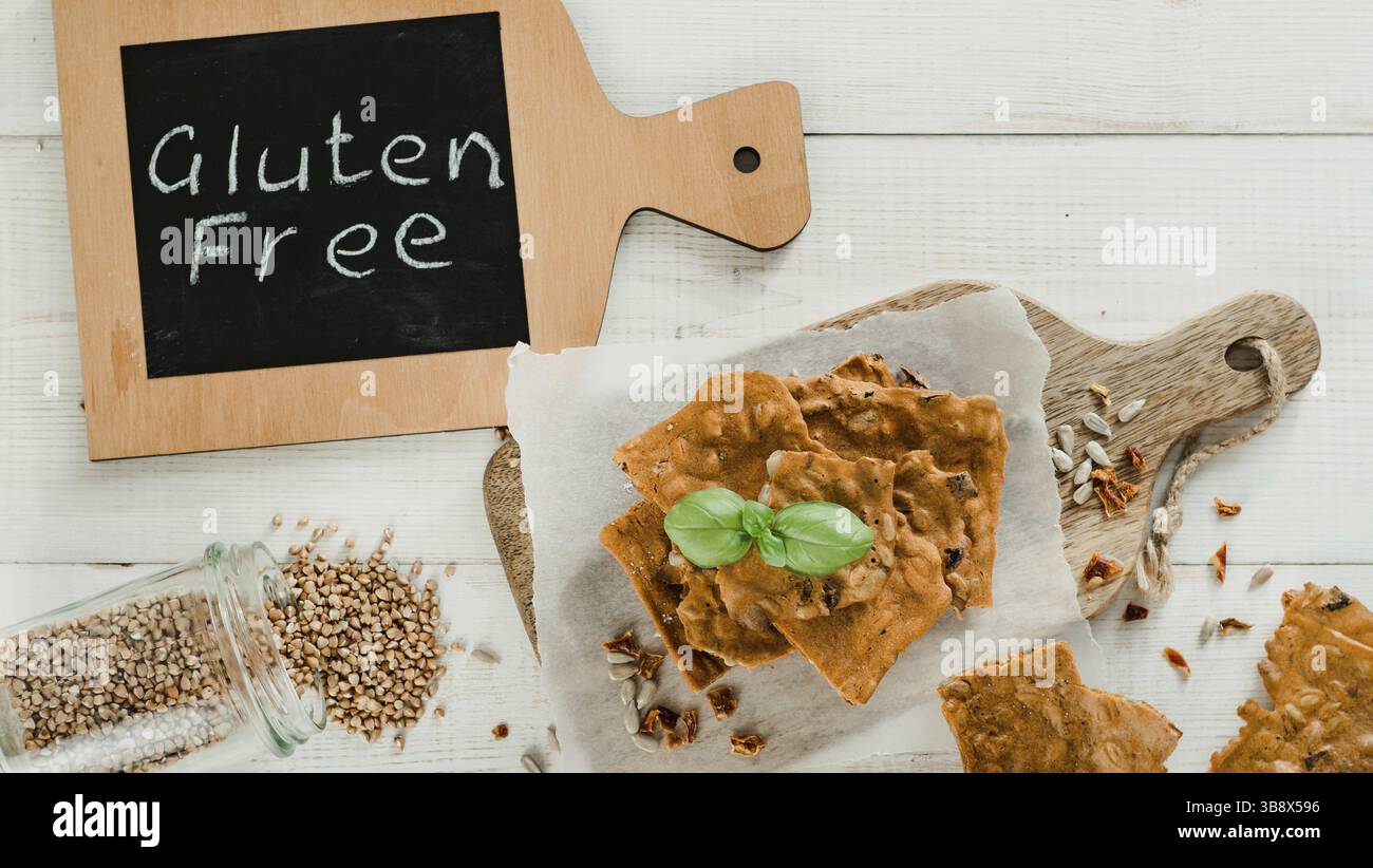 Pains croustillants au gluten-freen à base de farine de blé dur.Farine de sarrasin vert paprika fumé graines de tournesol ingrédients pain croustillant cuit maison.Idée réf Banque D'Images