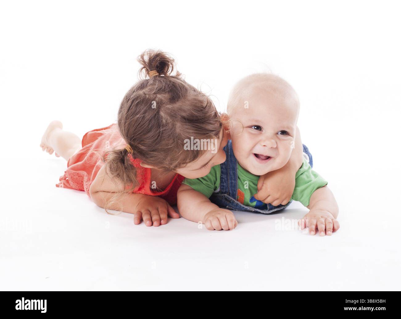 Adorable famille. Soeur et frère isolated on white Banque D'Images