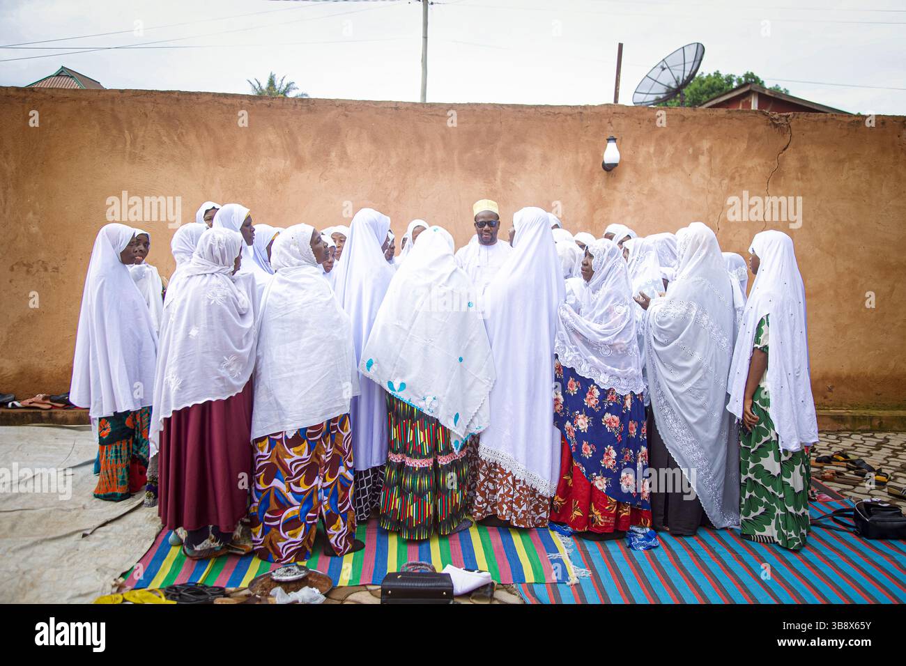 Femmes musulmanes qui ont terminé le Hajj en priant pour l’ancien dirigeant du Parti ACT Wazalendo, Zitto Kabwe, à son domicile dans la ville de Kigoma, en Tanzanie Banque D'Images