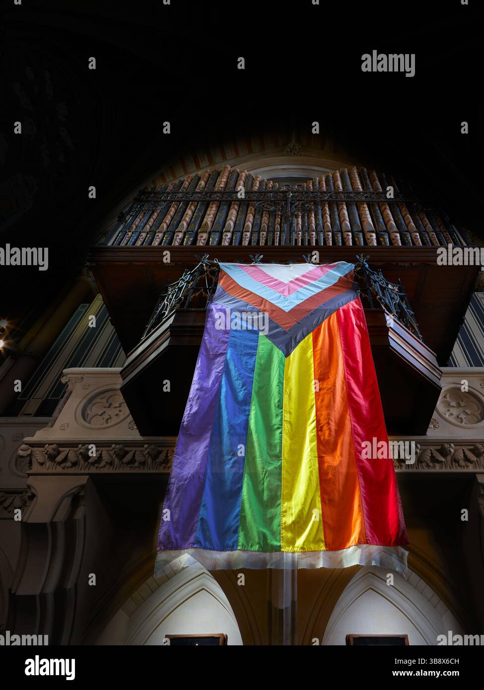 Drapeau LGBT et transgenre dans l'antichambre de la chapelle d'Exeter College, Université d'Oxford, Angleterre. Banque D'Images