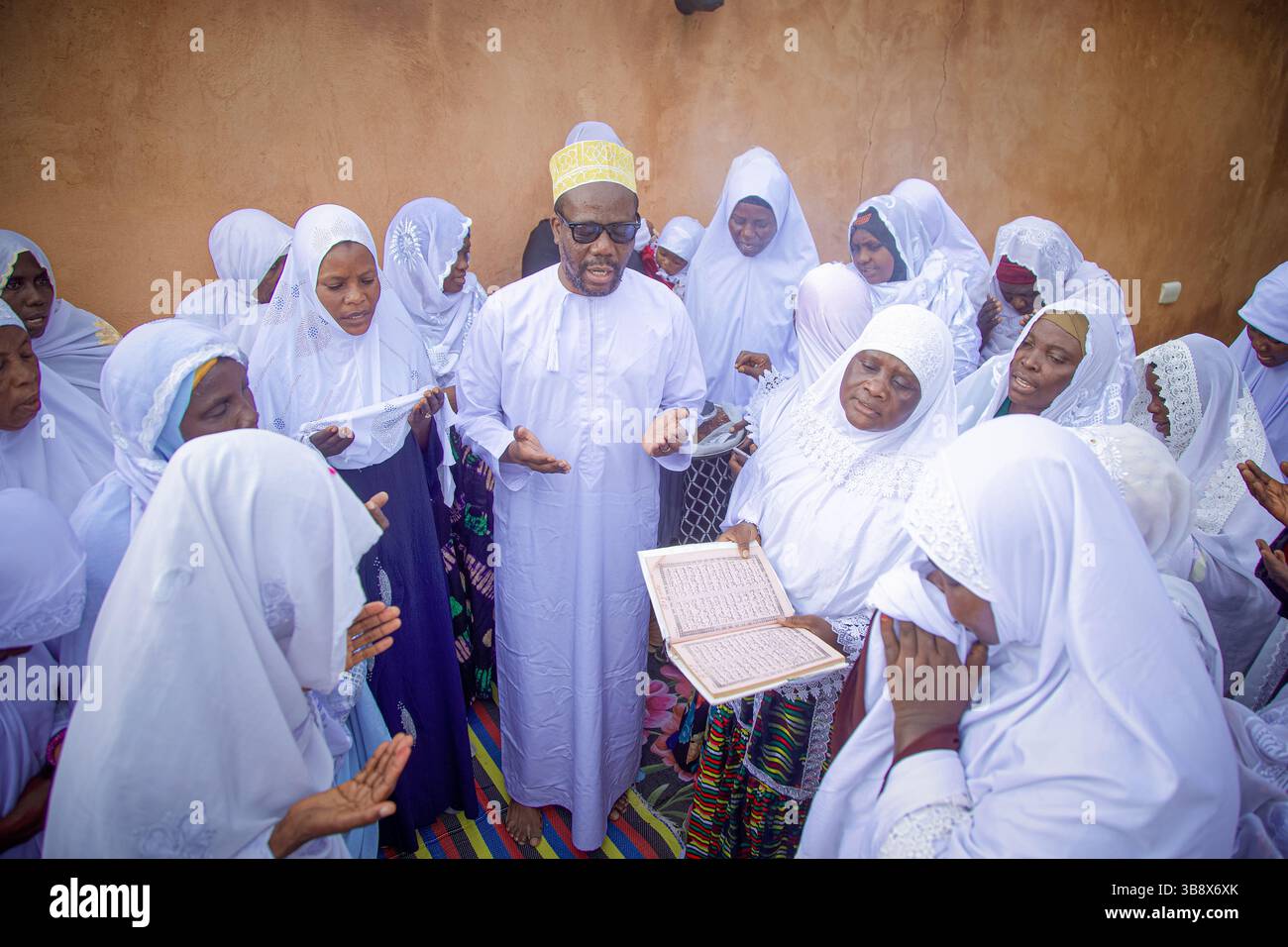 Femmes musulmanes qui ont terminé le Hajj en priant pour l’ancien dirigeant du Parti ACT Wazalendo, Zitto Kabwe, à son domicile dans la ville de Kigoma, en Tanzanie Banque D'Images