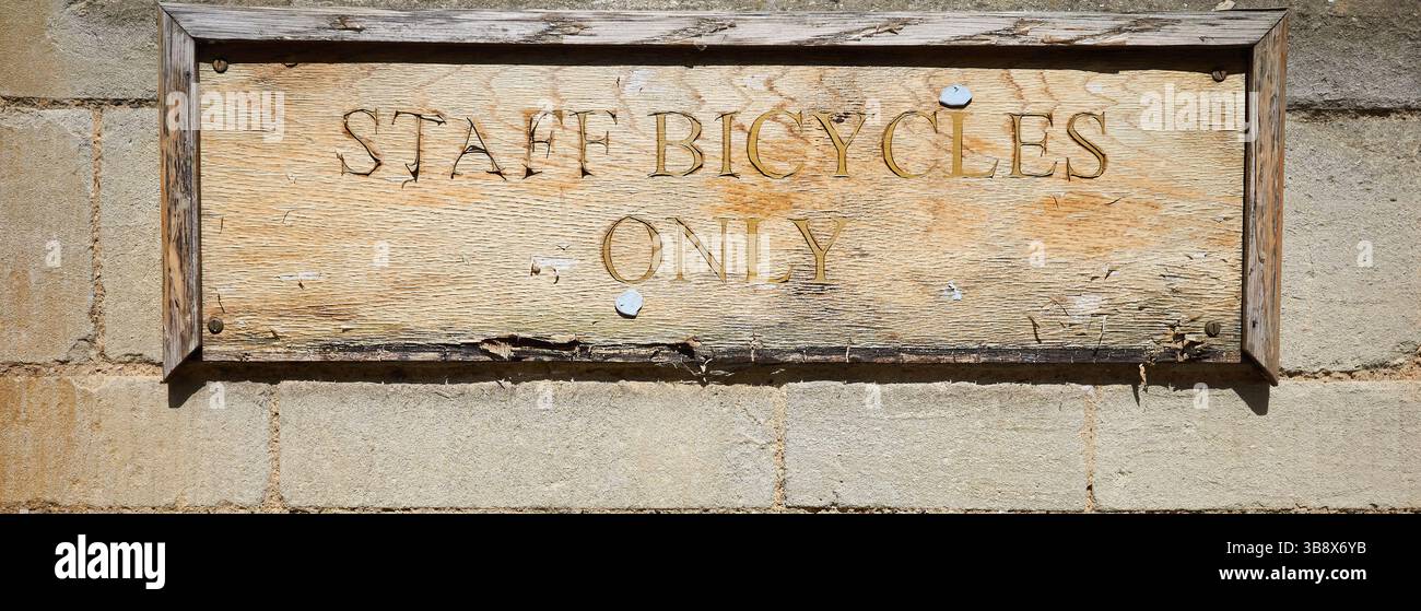 Avis « Staff Bicycles Only » dans le quadrilatère Margary à Exeter College, Université d'Oxford, Angleterre. Banque D'Images