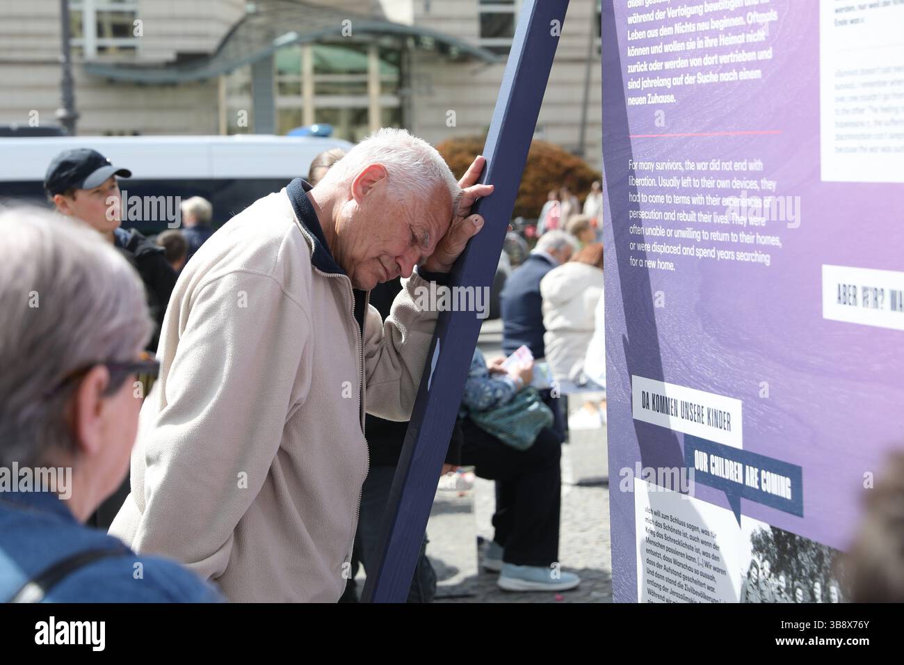 Berlin, Allemagne. 8 mai 2025. Les gens assistent à une cérémonie commémorant le 80e anniversaire de la fin de la seconde Guerre mondiale en Europe à la porte de Brandebourg à Berlin, en Allemagne, le 8 mai 2025. Avec la reddition inconditionnelle de la Wehrmacht, les forces armées unifiées de l'Allemagne nazie, la seconde Guerre mondiale a pris fin le 8 mai 1945 (également connu sous le nom de jour de la victoire en Europe ou jour VE). Au moins 55 millions de personnes sont mortes pendant la guerre et environ six millions de Juifs ont été victimes de l'Holocauste nazi dans toute l'Europe. Crédit : du Zheyu/Xinhua/Alamy Live News Banque D'Images