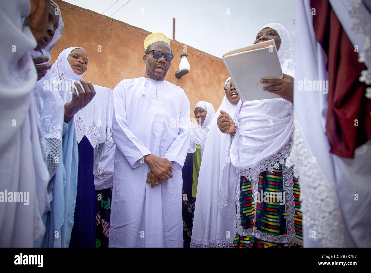 Femmes musulmanes qui ont terminé le Hajj en priant pour l’ancien dirigeant du Parti ACT Wazalendo, Zitto Kabwe, à son domicile dans la ville de Kigoma, en Tanzanie Banque D'Images