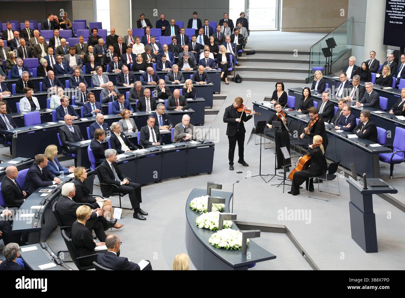 Berlin, Allemagne. 8 mai 2025. Une cérémonie commémorant le 80e anniversaire de la fin de la seconde Guerre mondiale en Europe a lieu au Bundestag allemand à Berlin, Allemagne, le 8 mai 2025. Avec la reddition inconditionnelle de la Wehrmacht, les forces armées unifiées de l'Allemagne nazie, la seconde Guerre mondiale a pris fin le 8 mai 1945 (également connu sous le nom de jour de la victoire en Europe ou jour VE). Au moins 55 millions de personnes sont mortes pendant la guerre et environ six millions de Juifs ont été victimes de l'Holocauste nazi dans toute l'Europe. Crédit : du Zheyu/Xinhua/Alamy Live News Banque D'Images