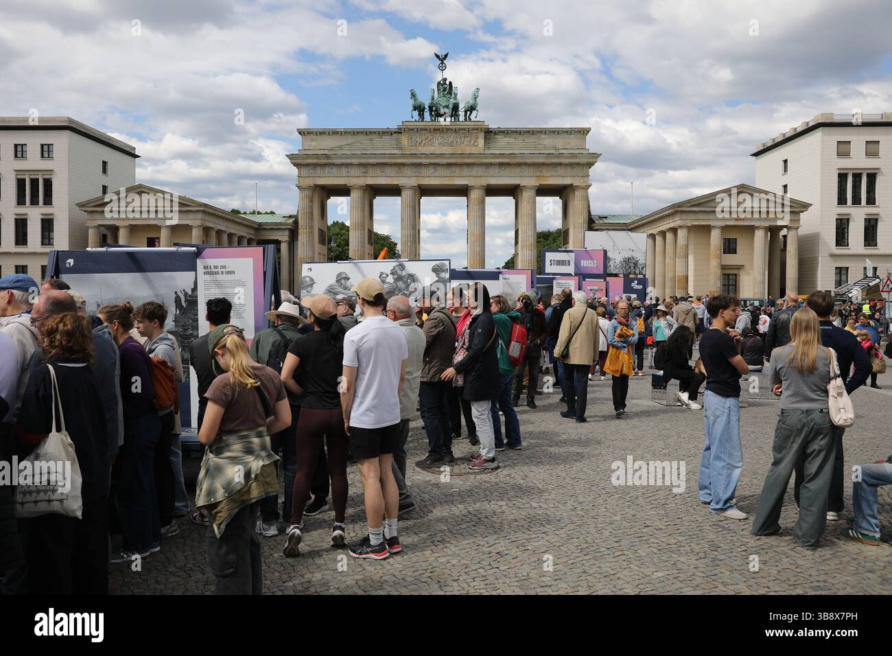 Berlin, Allemagne. 8 mai 2025. Les gens assistent à une cérémonie commémorant le 80e anniversaire de la fin de la seconde Guerre mondiale en Europe à la porte de Brandebourg à Berlin, en Allemagne, le 8 mai 2025. Avec la reddition inconditionnelle de la Wehrmacht, les forces armées unifiées de l'Allemagne nazie, la seconde Guerre mondiale a pris fin le 8 mai 1945 (également connu sous le nom de jour de la victoire en Europe ou jour VE). Au moins 55 millions de personnes sont mortes pendant la guerre et environ six millions de Juifs ont été victimes de l'Holocauste nazi dans toute l'Europe. Crédit : du Zheyu/Xinhua/Alamy Live News Banque D'Images