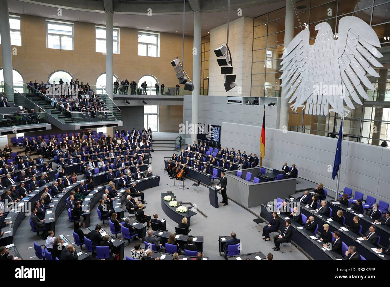 Berlin, Allemagne. 8 mai 2025. Une cérémonie commémorant le 80e anniversaire de la fin de la seconde Guerre mondiale en Europe a lieu au Bundestag allemand à Berlin, Allemagne, le 8 mai 2025. Avec la reddition inconditionnelle de la Wehrmacht, les forces armées unifiées de l'Allemagne nazie, la seconde Guerre mondiale a pris fin le 8 mai 1945 (également connu sous le nom de jour de la victoire en Europe ou jour VE). Au moins 55 millions de personnes sont mortes pendant la guerre et environ six millions de Juifs ont été victimes de l'Holocauste nazi dans toute l'Europe. Crédit : du Zheyu/Xinhua/Alamy Live News Banque D'Images