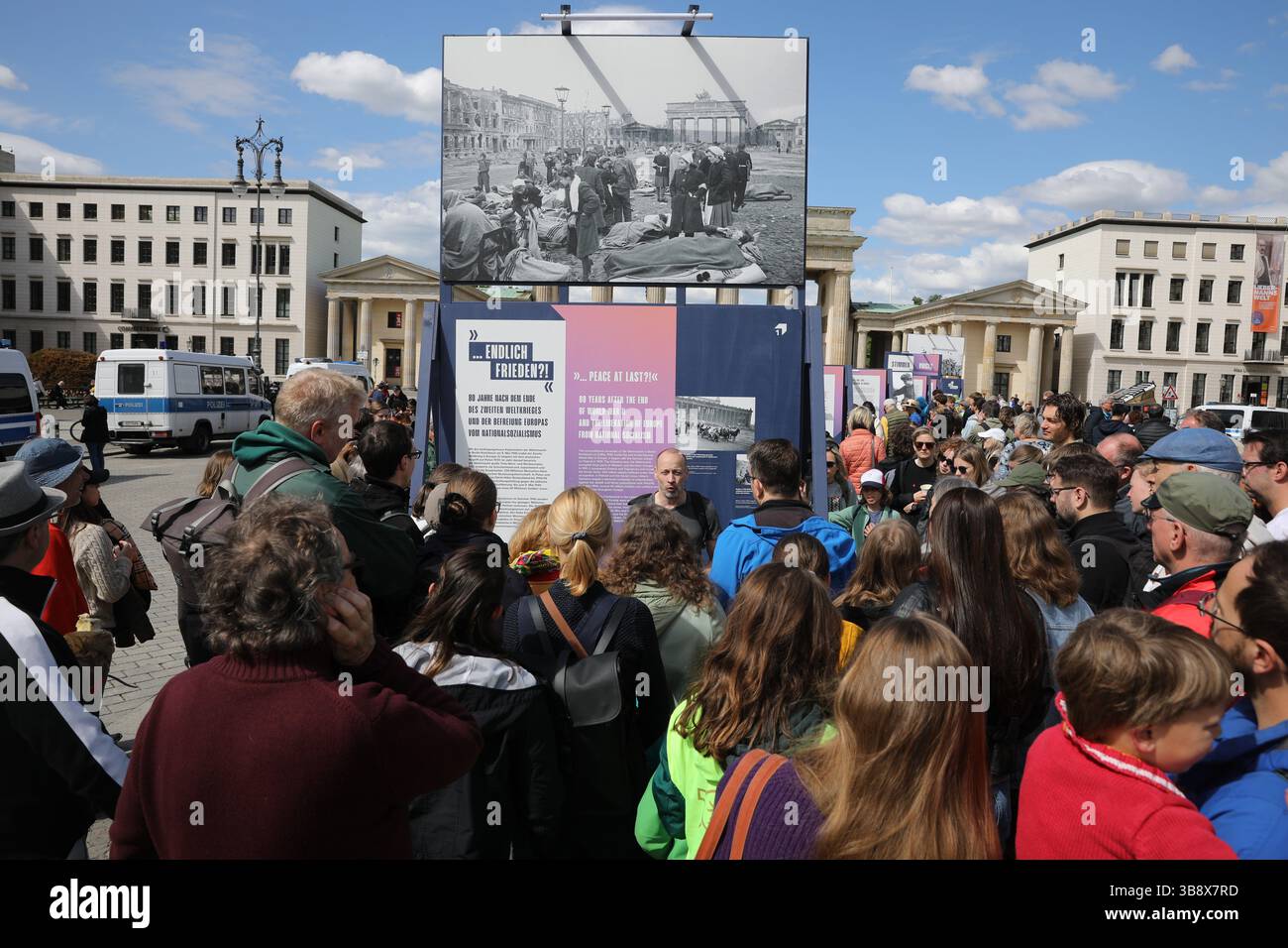 Berlin, Allemagne. 8 mai 2025. Les gens assistent à une cérémonie commémorant le 80e anniversaire de la fin de la seconde Guerre mondiale en Europe à la porte de Brandebourg à Berlin, en Allemagne, le 8 mai 2025. Avec la reddition inconditionnelle de la Wehrmacht, les forces armées unifiées de l'Allemagne nazie, la seconde Guerre mondiale a pris fin le 8 mai 1945 (également connu sous le nom de jour de la victoire en Europe ou jour VE). Au moins 55 millions de personnes sont mortes pendant la guerre et environ six millions de Juifs ont été victimes de l'Holocauste nazi dans toute l'Europe. Crédit : du Zheyu/Xinhua/Alamy Live News Banque D'Images