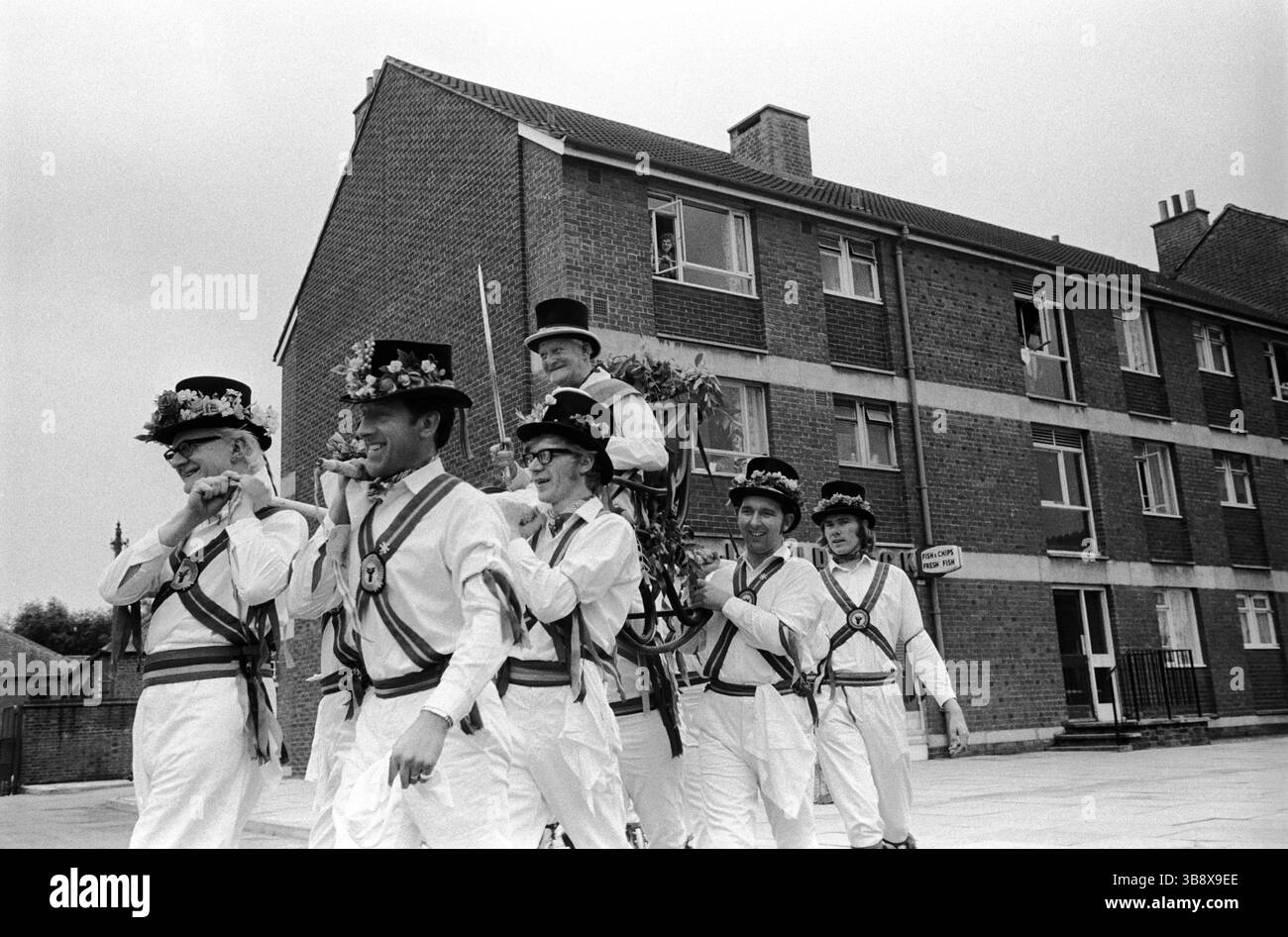 Élection du maire de la rue Ock à Abingdon. Présidant le maire nouvellement élu, M. Charlie Brett, en bas de la rue. Abingdon, Oxfordshire, Angleterre des années 1971 1970 Royaume-Uni. HOMER SYKES Banque D'Images