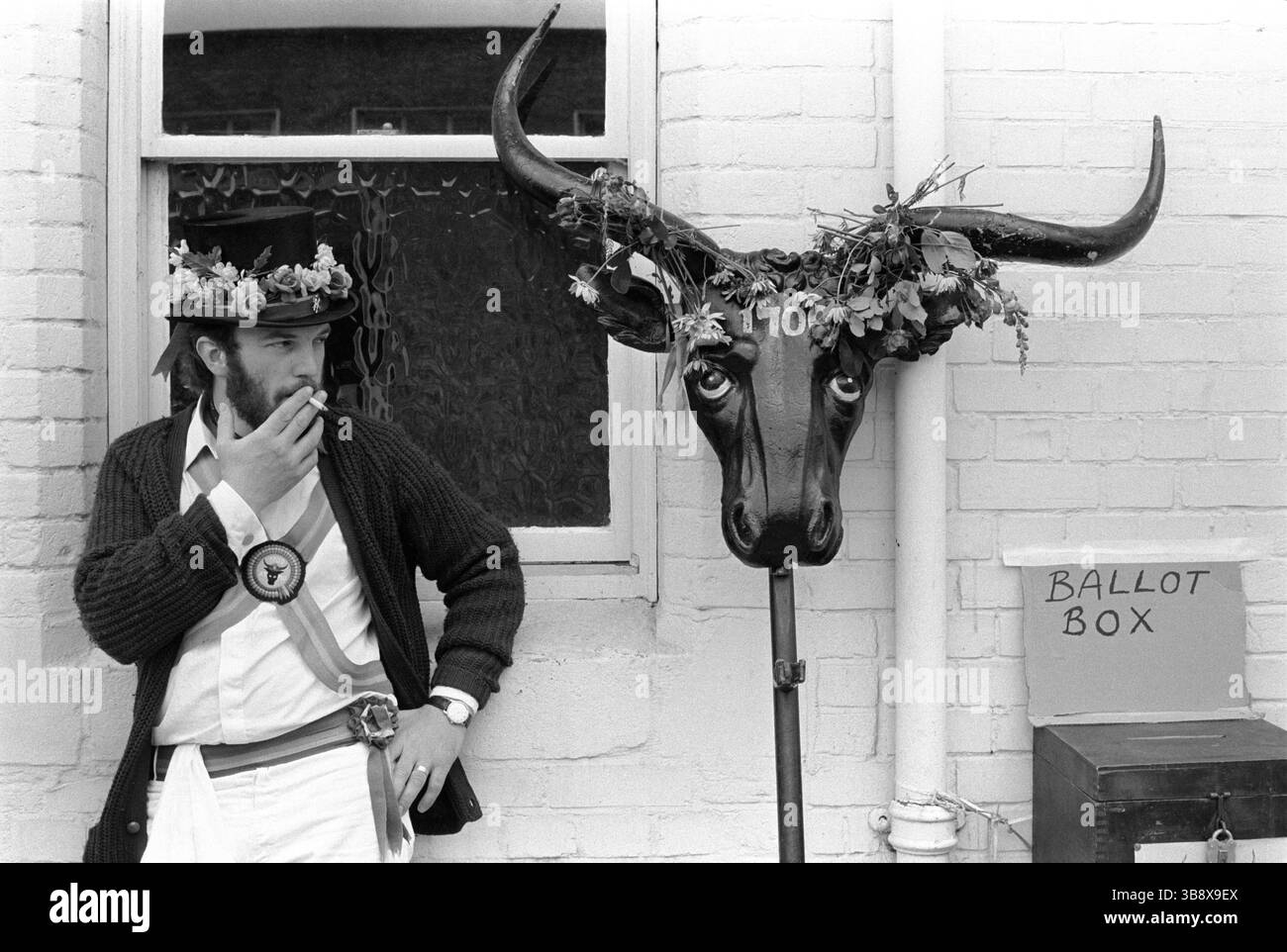 Maire d'Ock Street, les cornes de cérémonie et les urnes pour élire un nouveau maire factice. Un homme d'Abingdon Morris veille sur l'urne. Culture, patrimoine et tradition anglais. Abingdon, Oxfordshire, Angleterre des années 1971 1970 Royaume-Uni. HOMER SYKES Banque D'Images
