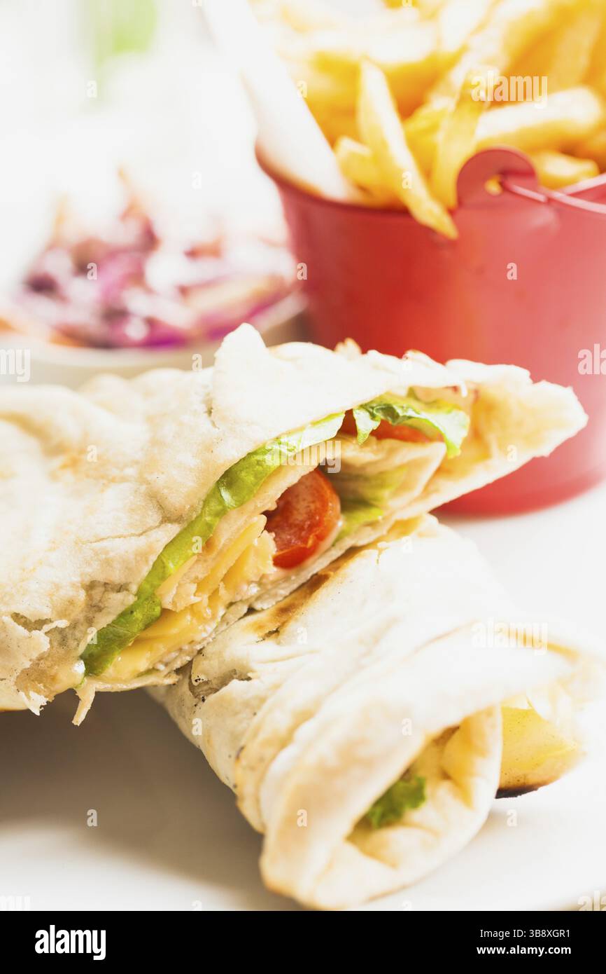 Sandwich Pita frais avec frites et salade Banque D'Images Sandwich Pita frais avec frites et salade Banque D'Images