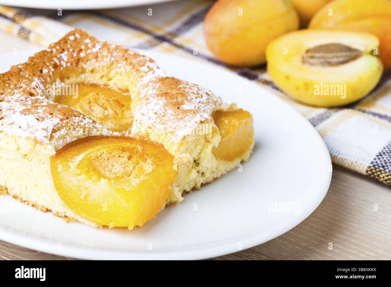 Tranches de gâteau glacé à l'abricot frais avec des fruits Banque D'Images Tranches de gâteau glacé à l'abricot frais avec des fruits Banque D'Images