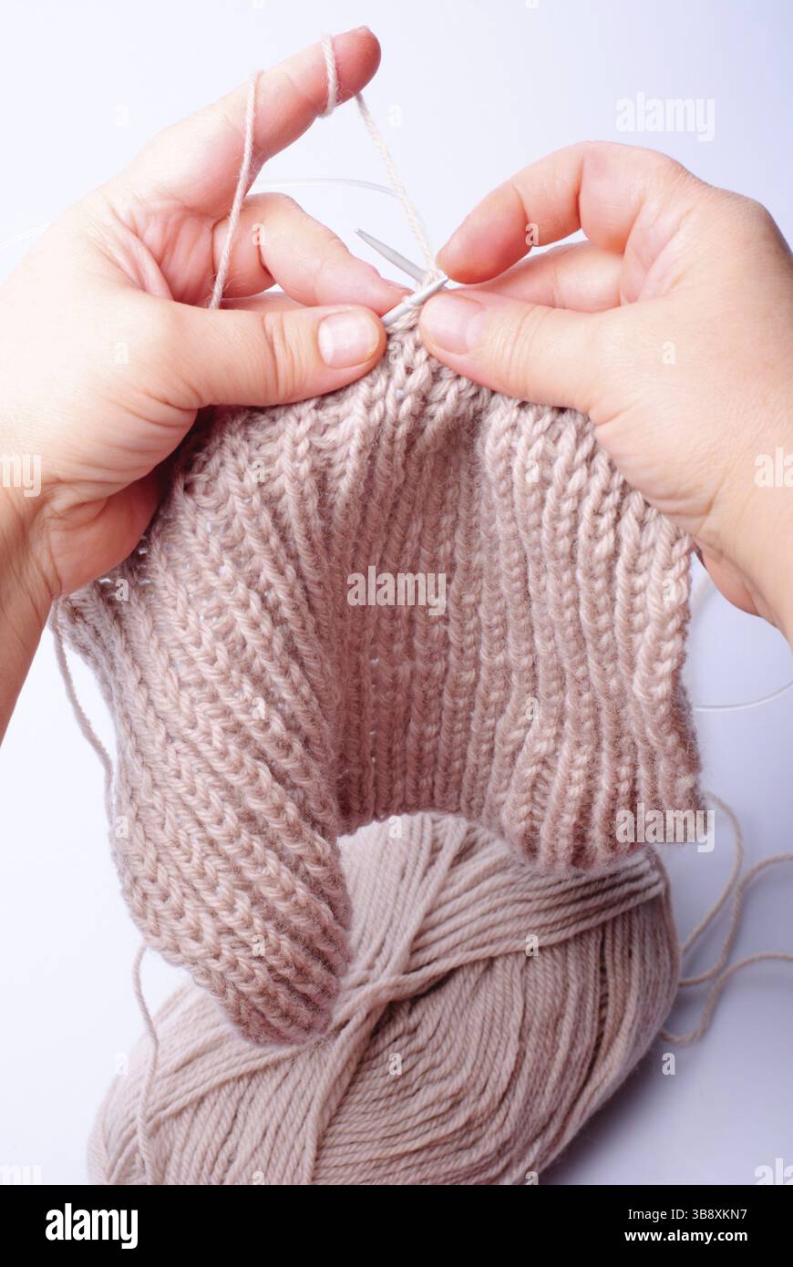 Le tricot mains close up avec fil tissé Banque D'Images