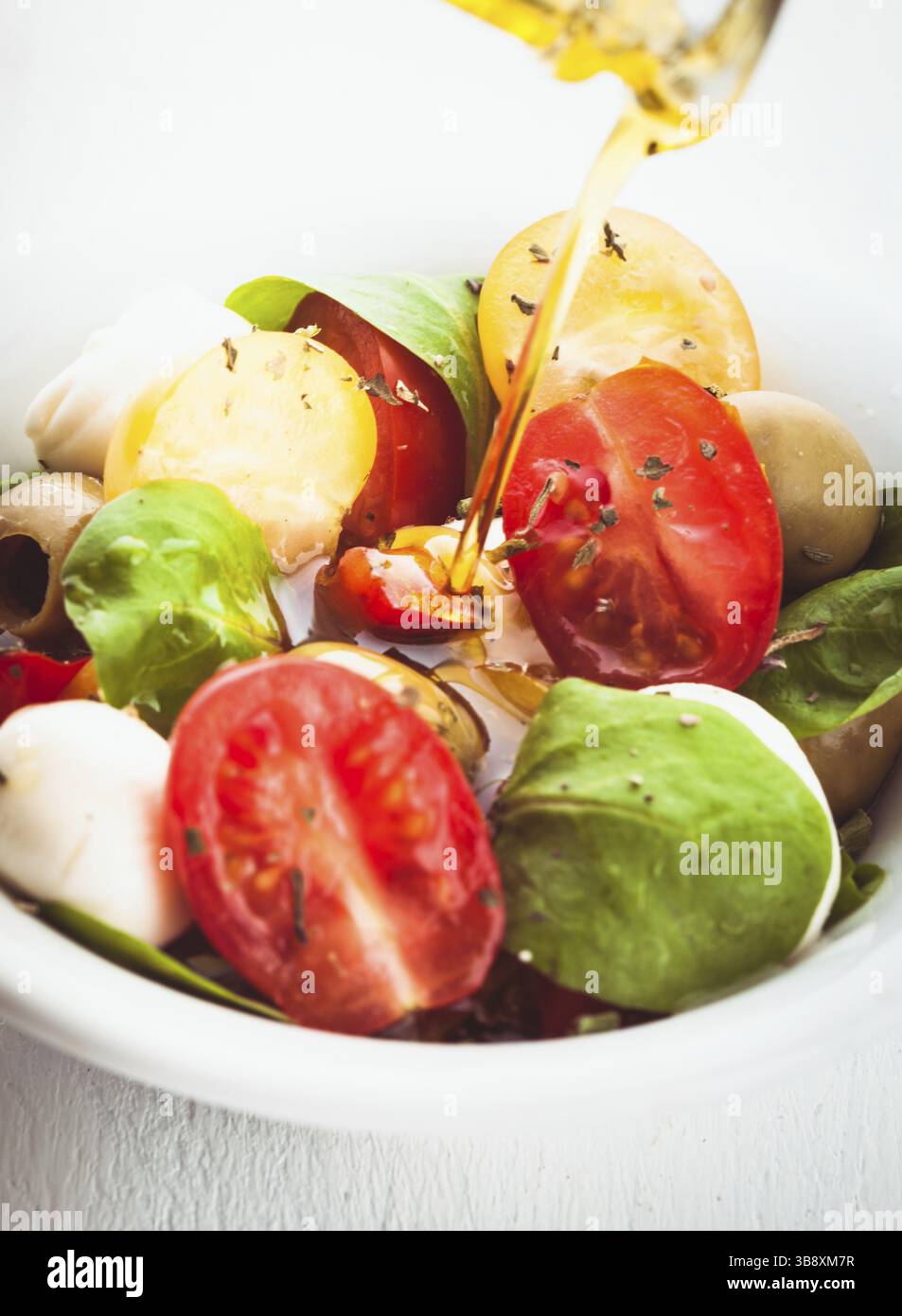 Salade de tomates, mozzarella et huile d'olive Banque D'Images Salade de tomates, mozzarella et huile d'olive Banque D'Images
