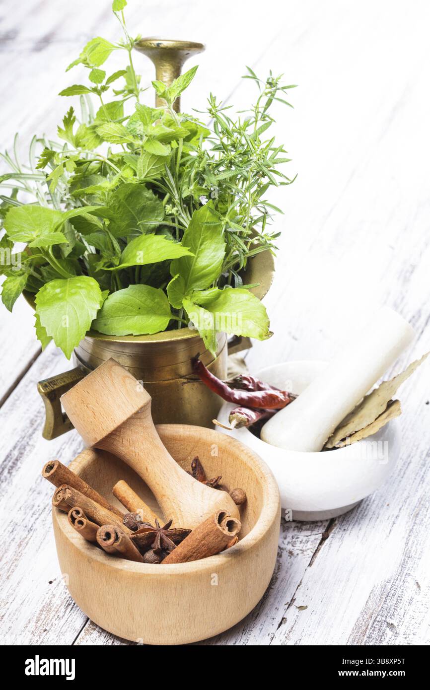 Marbre, cuivre et mortiers en bois dans la cuisine Banque D'Images