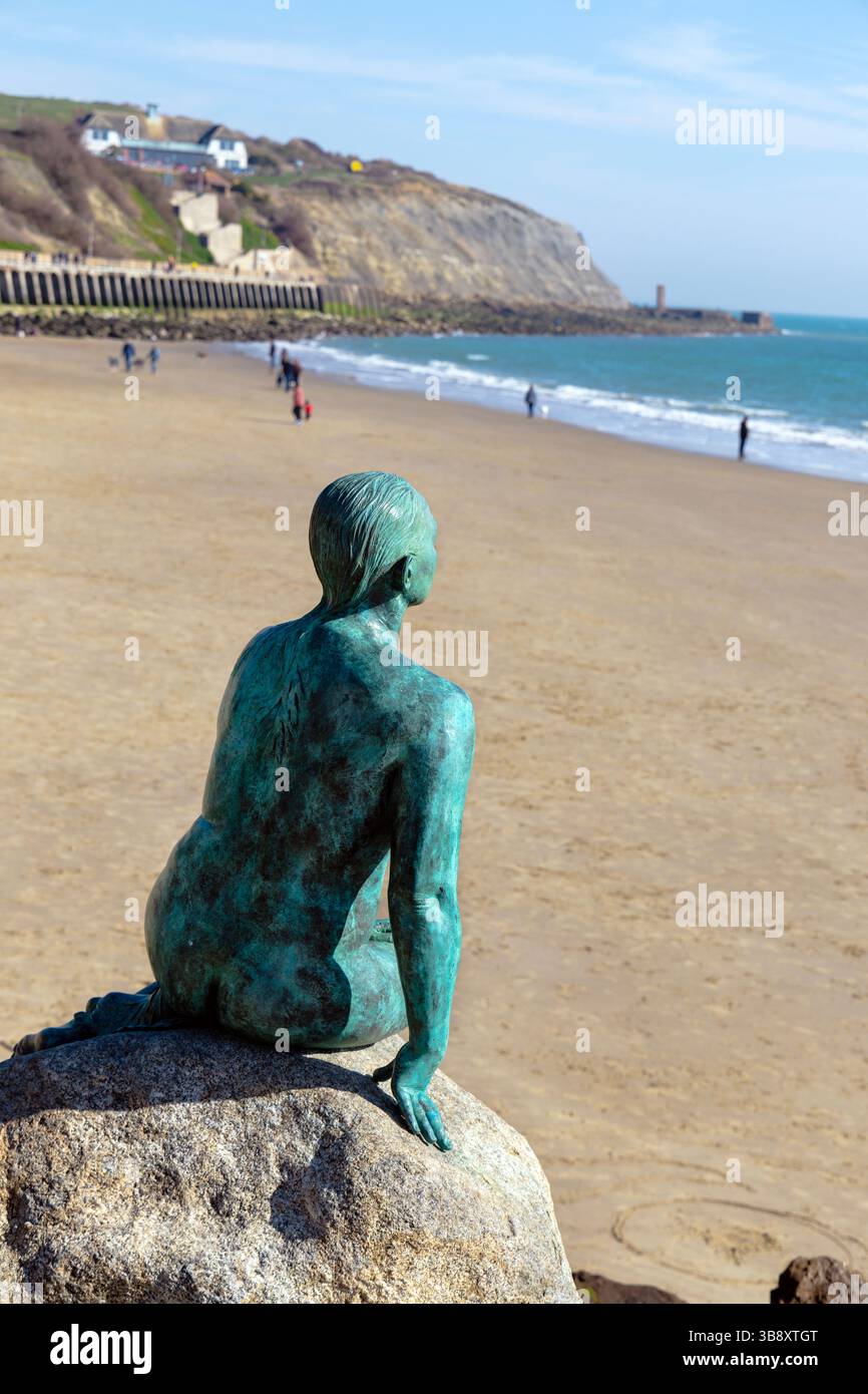 Sculpture de sirène Folkestone par Cornelia Parker surplombant la plage de Sunny Sands au port de Folkestone, Folkestone, Kent, Angleterre Banque D'Images