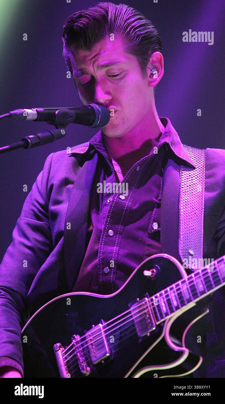 18 novembre 2013, Sheffield, Royaume-Uni : Arctic Monkeys se produisant à Sheffield Arena. (Crédit image : © Glenn Ashley/ZUMA Press Wire) Banque D'Images 18 novembre 2013, Sheffield, Royaume-Uni : Arctic Monkeys se produisant à Sheffield Arena. (Crédit image : © Glenn Ashley/ZUMA Press Wire) Banque D'Images
