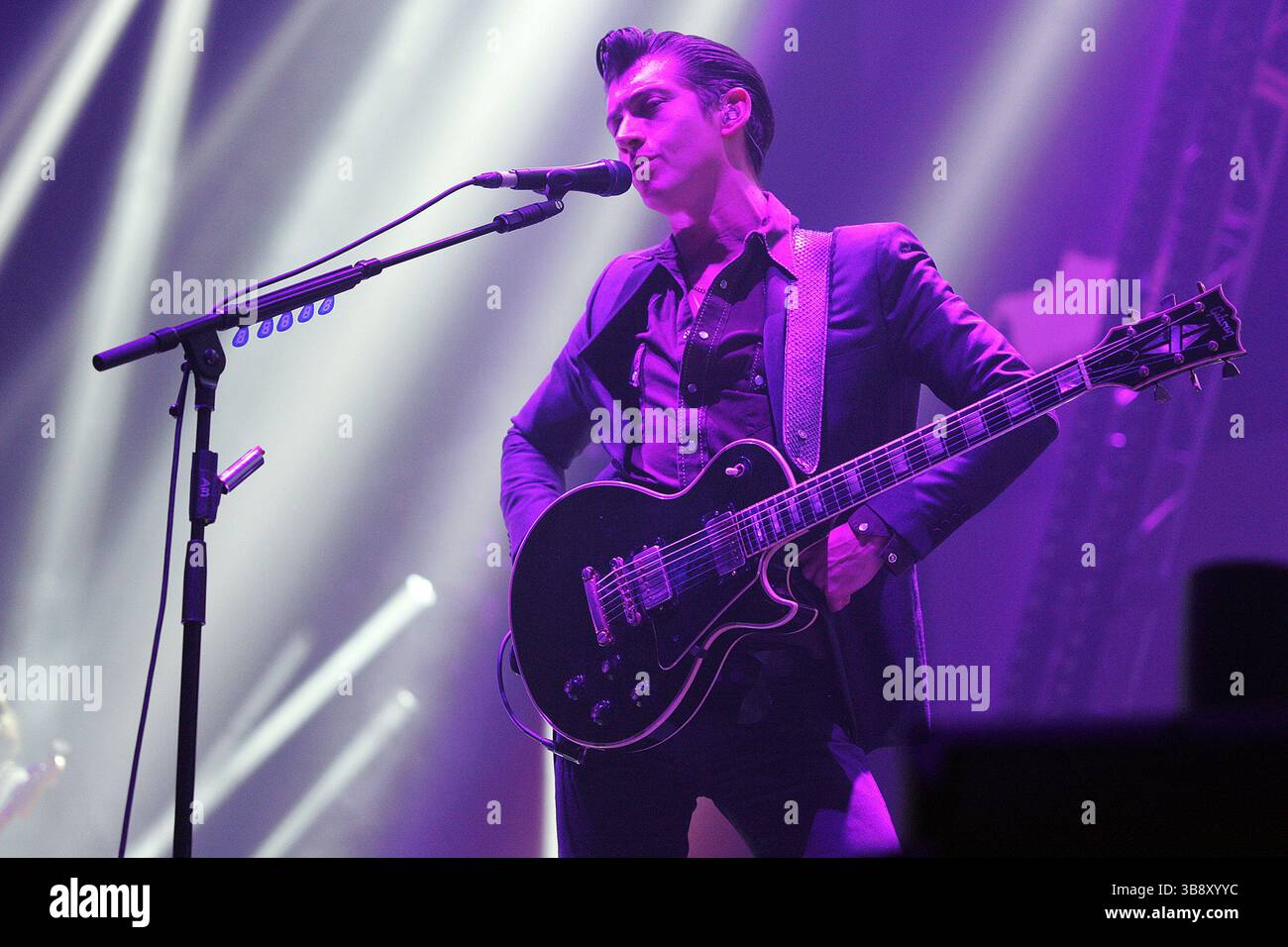 18 novembre 2013, Sheffield, Royaume-Uni : Arctic Monkeys se produisant à Sheffield Arena. (Crédit image : © Glenn Ashley/ZUMA Press Wire) Banque D'Images 18 novembre 2013, Sheffield, Royaume-Uni : Arctic Monkeys se produisant à Sheffield Arena. (Crédit image : © Glenn Ashley/ZUMA Press Wire) Banque D'Images
