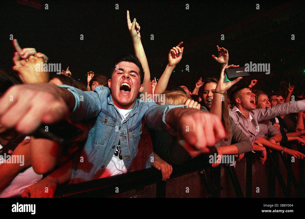 18 novembre 2013, Sheffield, Royaume-Uni : les fans regardent Arctic Monkeys se produire à Sheffield Arena. (Crédit image : © Glenn Ashley/ZUMA Press Wire) Banque D'Images 18 novembre 2013, Sheffield, Royaume-Uni : les fans regardent Arctic Monkeys se produire à Sheffield Arena. (Crédit image : © Glenn Ashley/ZUMA Press Wire) Banque D'Images