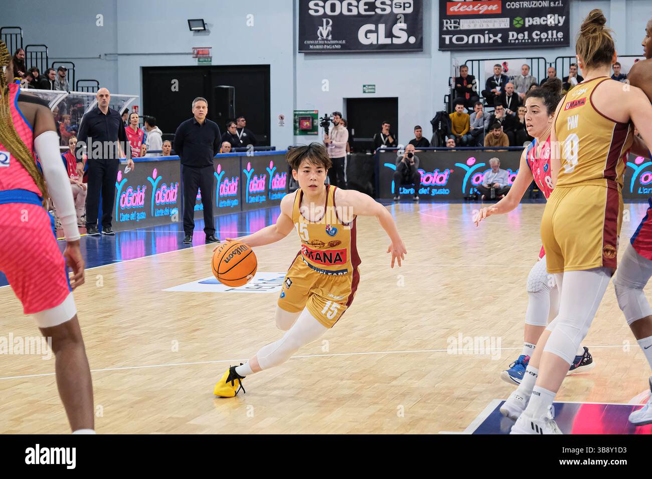 1er avril 2023, Campobasso, Italie : Shiori Yasuma d'Umana Reyer Venezia (C) en action lors du dernier match de finale féminine de la Coupe d'Italie 2023 entre Famila Wuber Schio et Umana Reyer Venezia à la Molisana Arena. L'équipe Famila Wuber Schio a battu l'équipe Umana Reyer Venezia avec un score de 73-62, remportant ainsi la Coupe d'Italie 2023. (Crédit image : © Elena Vizzoca/SOPA images via ZUMA Press Wire) Banque D'Images