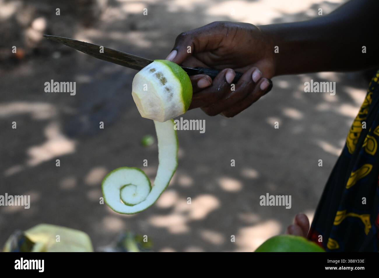 Couteau vert pelé naturel local orange ougandaise, Afrique. Banque D'Images