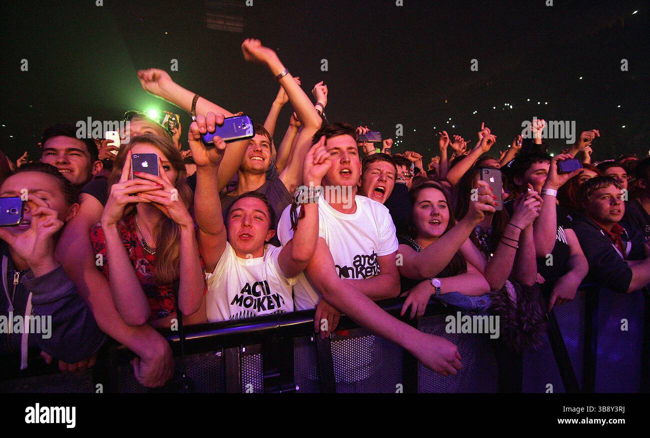 18 novembre 2013, Sheffield, Royaume-Uni : les fans regardent Arctic Monkeys se produire à Sheffield Arena. (Crédit image : © Glenn Ashley/ZUMA Press Wire) Banque D'Images 18 novembre 2013, Sheffield, Royaume-Uni : les fans regardent Arctic Monkeys se produire à Sheffield Arena. (Crédit image : © Glenn Ashley/ZUMA Press Wire) Banque D'Images