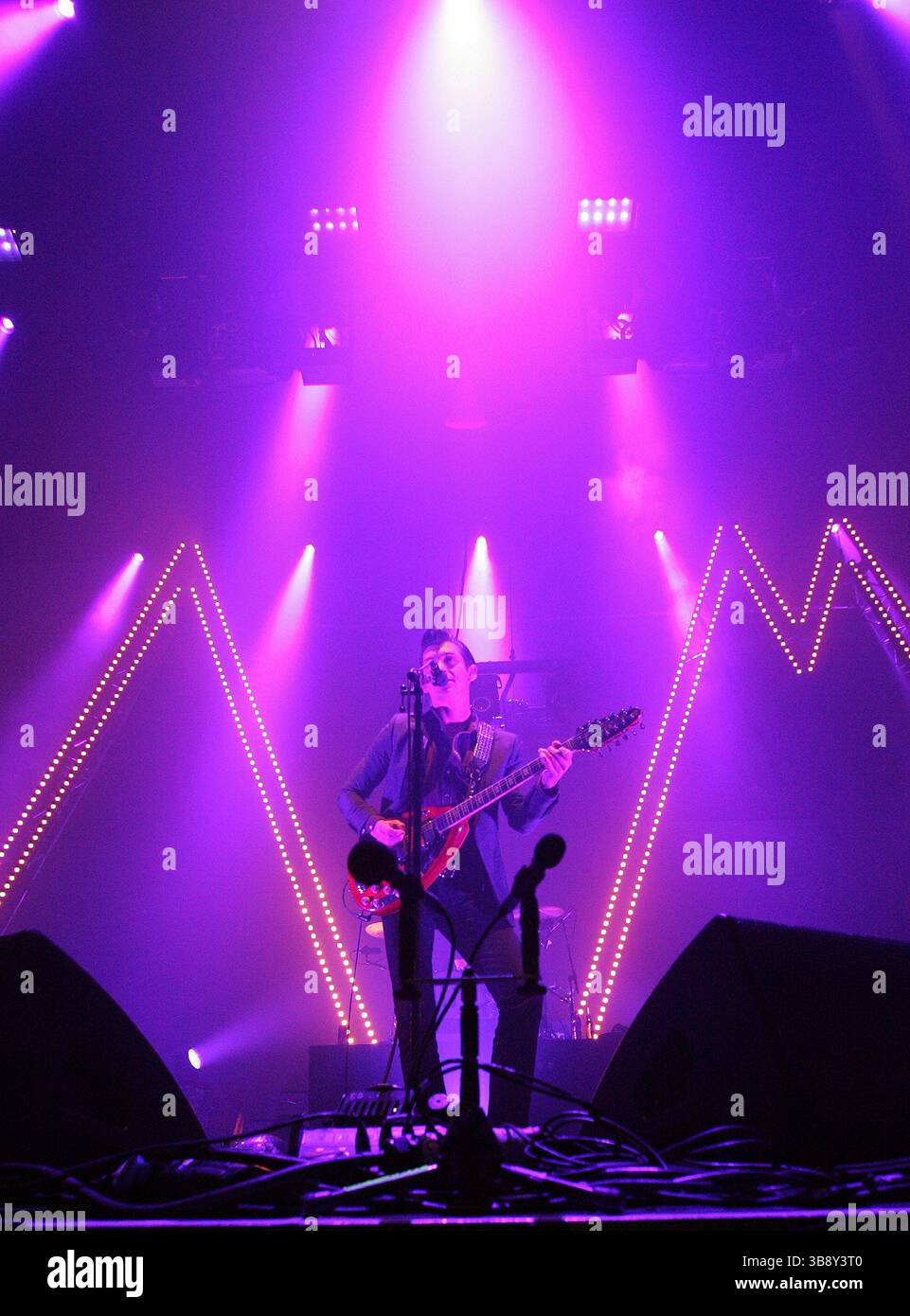 18 novembre 2013, Sheffield, Royaume-Uni : Arctic Monkeys se produisant à Sheffield Arena. (Crédit image : © Glenn Ashley/ZUMA Press Wire) Banque D'Images 18 novembre 2013, Sheffield, Royaume-Uni : Arctic Monkeys se produisant à Sheffield Arena. (Crédit image : © Glenn Ashley/ZUMA Press Wire) Banque D'Images