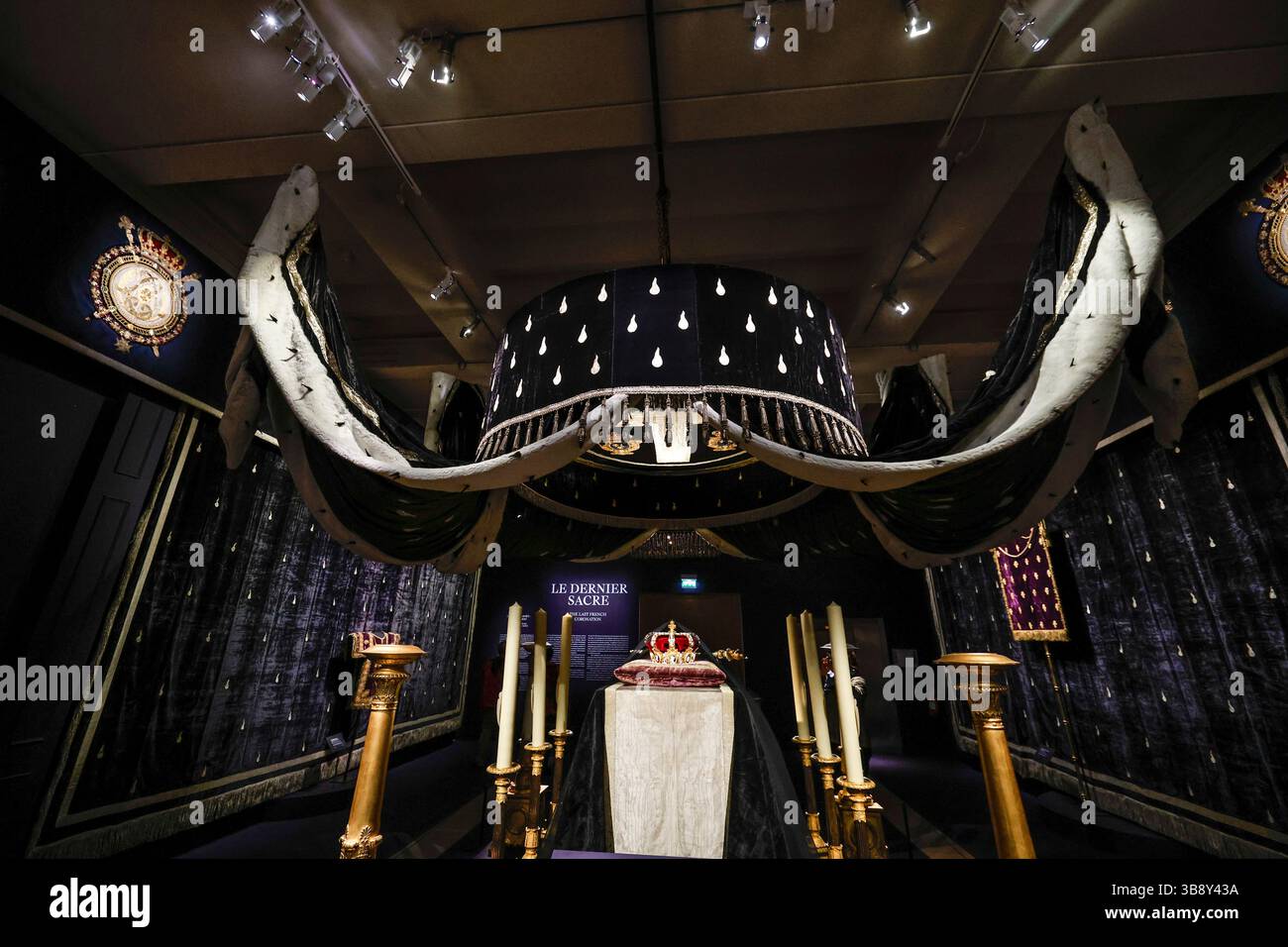 EXPOSITION LE DERNIER COURONNEMENT PRÉSENTÉ AU MOBILIER NATIONAL PARIS Banque D'Images