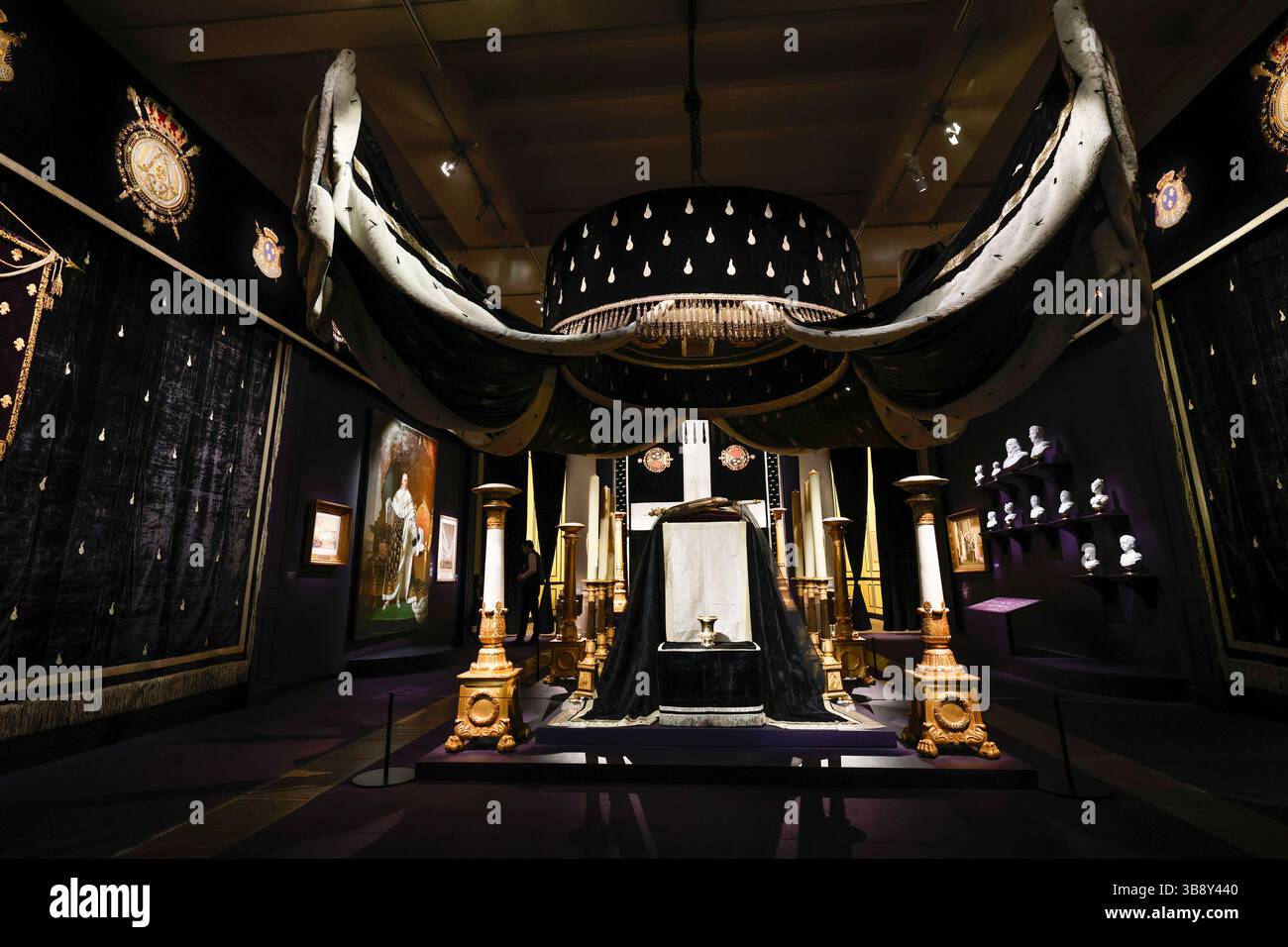 EXPOSITION LE DERNIER COURONNEMENT PRÉSENTÉ AU MOBILIER NATIONAL PARIS Banque D'Images