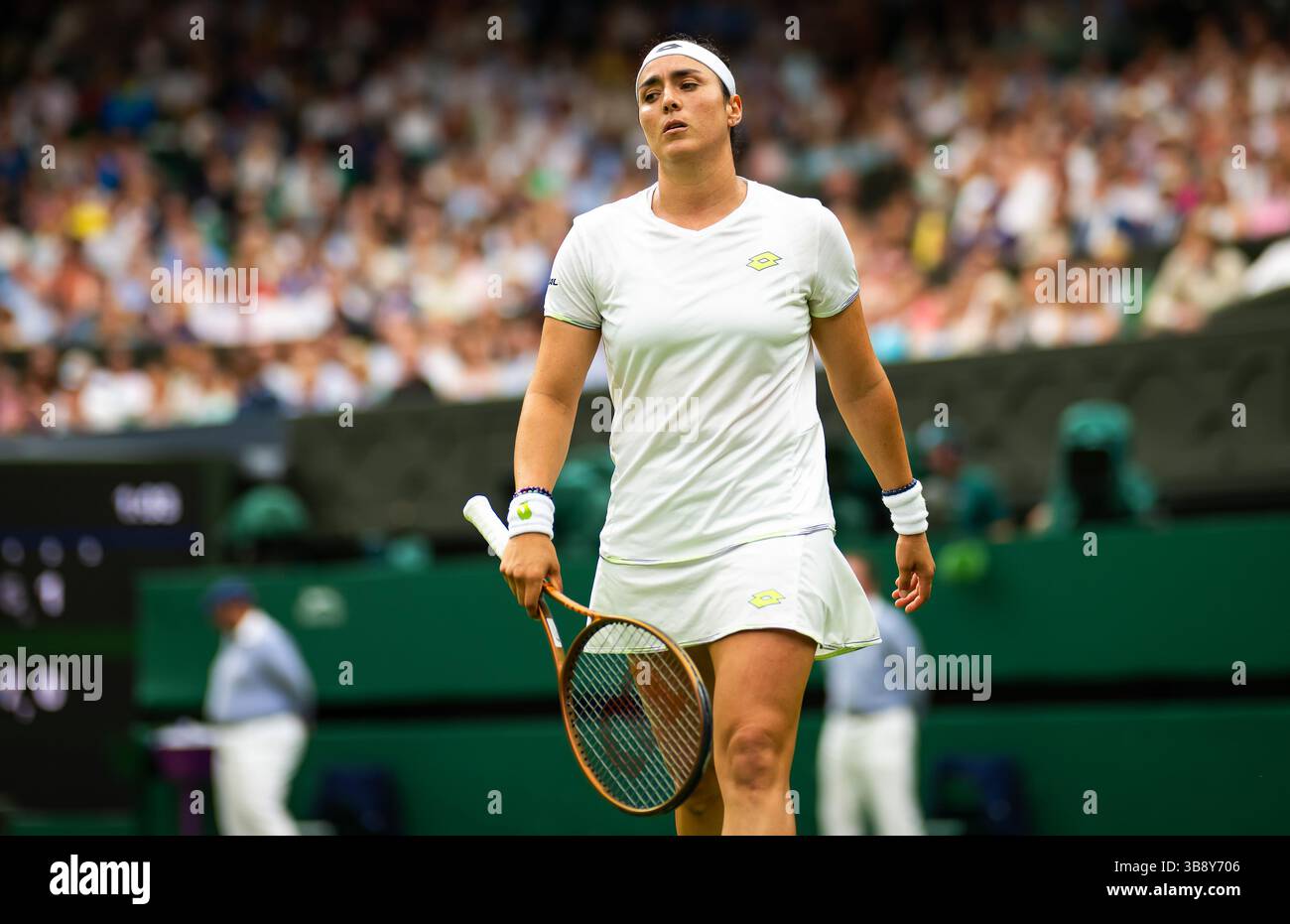 13 juillet 2023, LONDRES, ROYAUME-UNI : on Jabeur de Tunisie en action lors de la demi-finale du tournoi de tennis du Grand Chelem des Championnats de Wimbledon 2023 (crédit image : © Rob Prange/AFP7 via ZUMA Press Wire) Banque D'Images