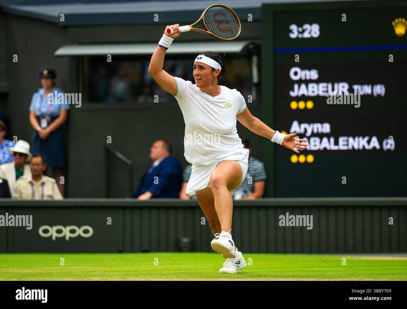 13 juillet 2023, LONDRES, ROYAUME-UNI : on Jabeur de Tunisie en action lors de la demi-finale du tournoi de tennis du Grand Chelem des Championnats de Wimbledon 2023 (crédit image : © Rob Prange/AFP7 via ZUMA Press Wire) Banque D'Images