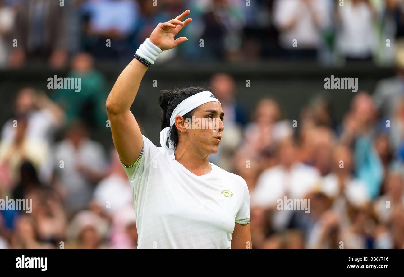 13 juillet 2023, LONDRES, ROYAUME-UNI : on Jabeur de Tunisie en action lors de la demi-finale du tournoi de tennis du Grand Chelem des Championnats de Wimbledon 2023 (crédit image : © Rob Prange/AFP7 via ZUMA Press Wire) Banque D'Images