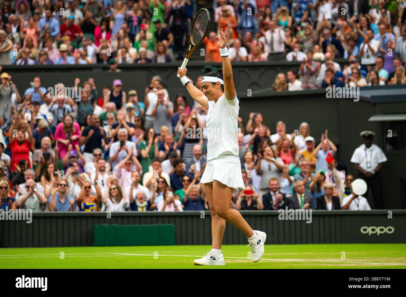 13 juillet 2023, LONDRES, ROYAUME-UNI : on Jabeur de Tunisie en action lors de la demi-finale du tournoi de tennis du Grand Chelem des Championnats de Wimbledon 2023 (crédit image : © Rob Prange/AFP7 via ZUMA Press Wire) Banque D'Images