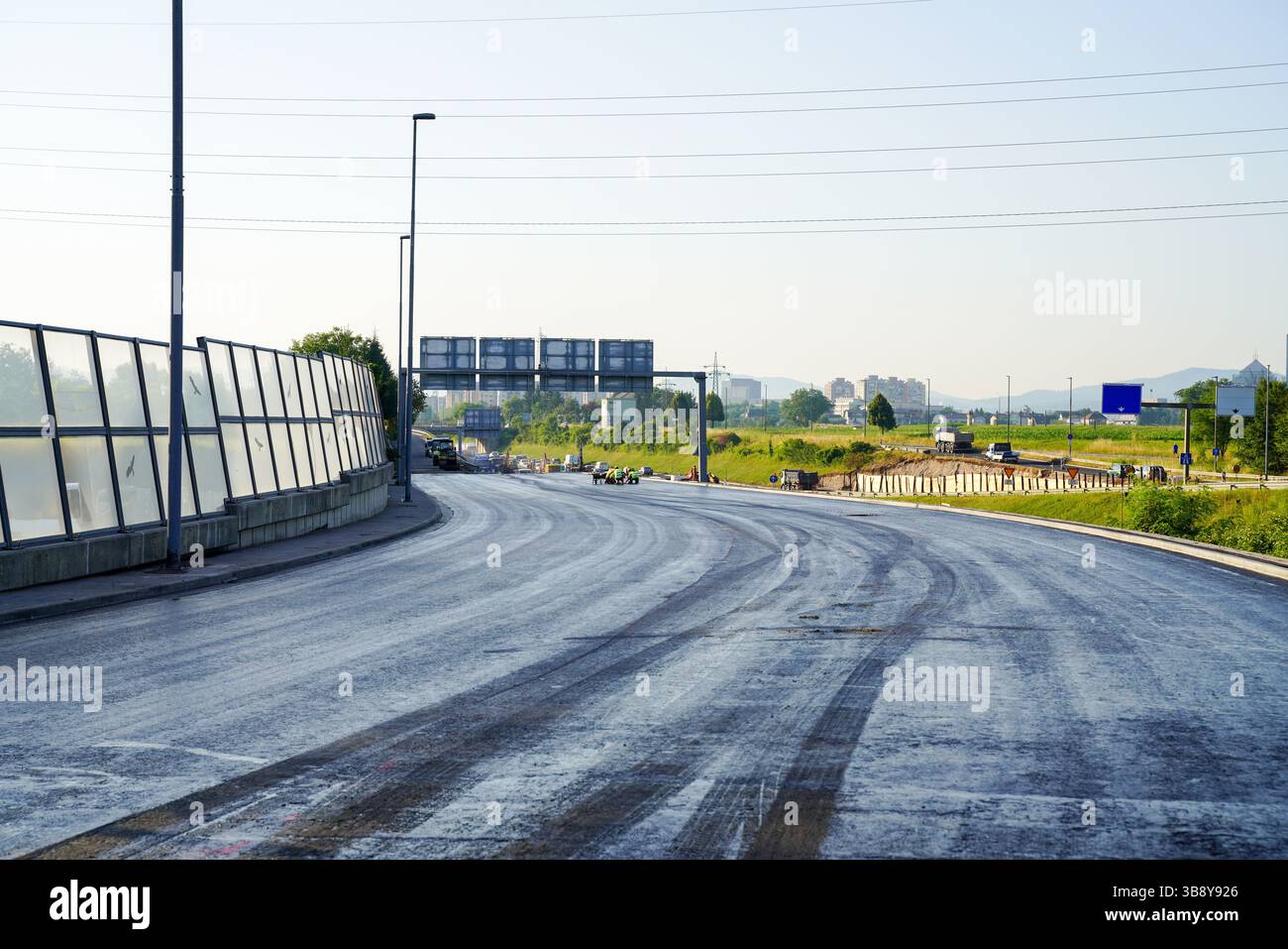 Autoroute récemment pavée avec bretelle de sortie Banque D'Images