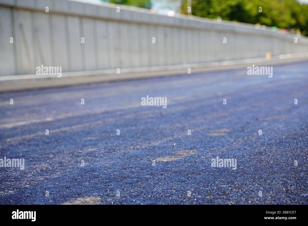 Gros plan de la couche d'asphalte fraîchement posée sur le chantier de construction de la route Banque D'Images