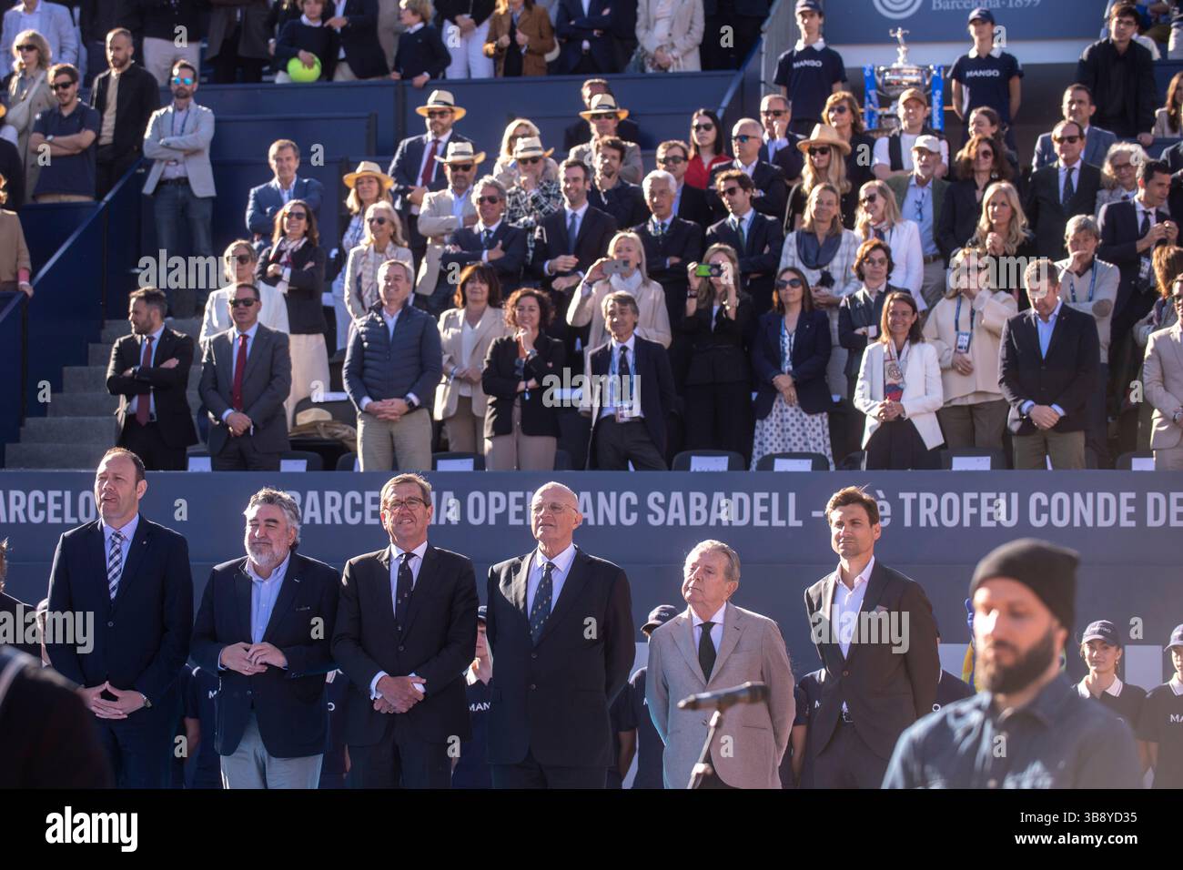 Carlos Alcaraz d'Espagne joue contre Holger Rune du Danemark lors de leur dernier match à l'ATP 500 Barcelona Open Banc Sabadell - Godó Banque D'Images Carlos Alcaraz d'Espagne joue contre Holger Rune du Danemark lors de leur dernier match à l'ATP 500 Barcelona Open Banc Sabadell - Godó Banque D'Images