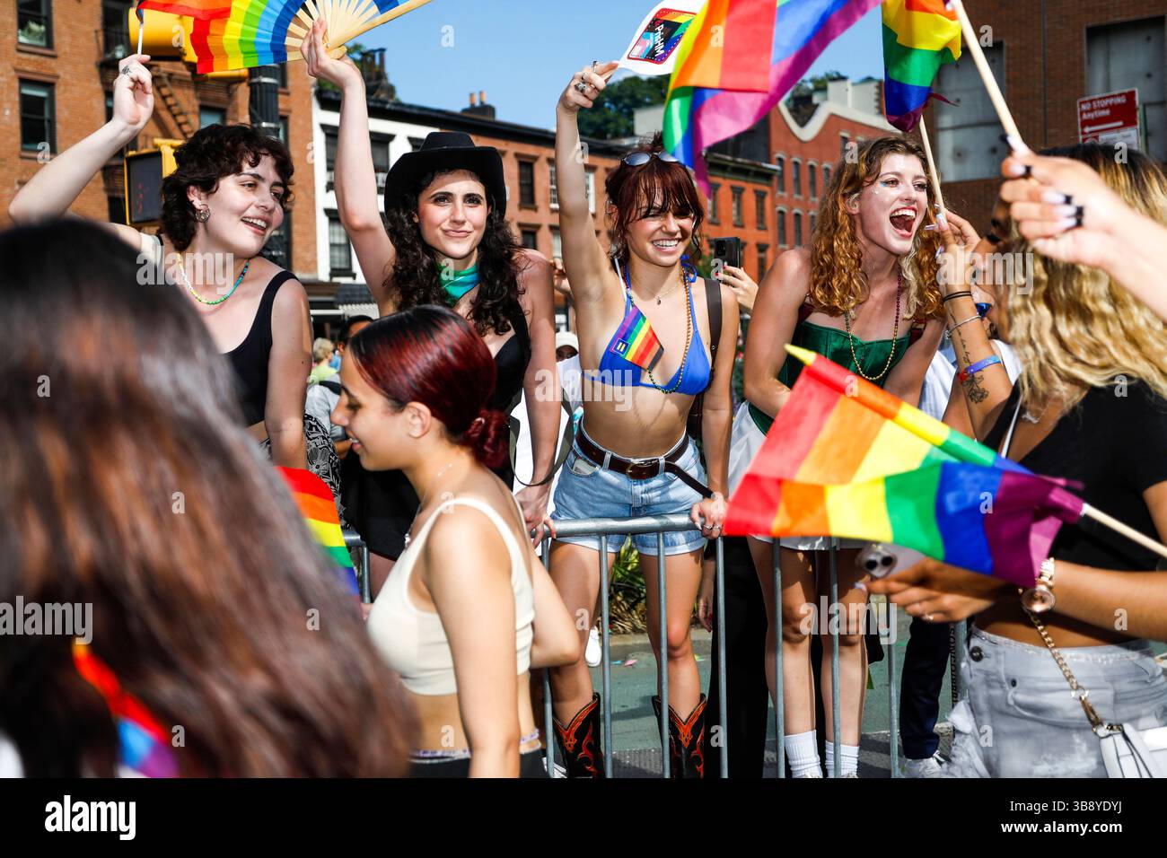 25 juin 2023, New York, New York, États-Unis : un groupe de filles acclamant les participants au défilé lors du défilé de la fierté de New York 2023 à Manhattan. (Crédit image : © Ari Espay/ZUMA Press Wire) Banque D'Images