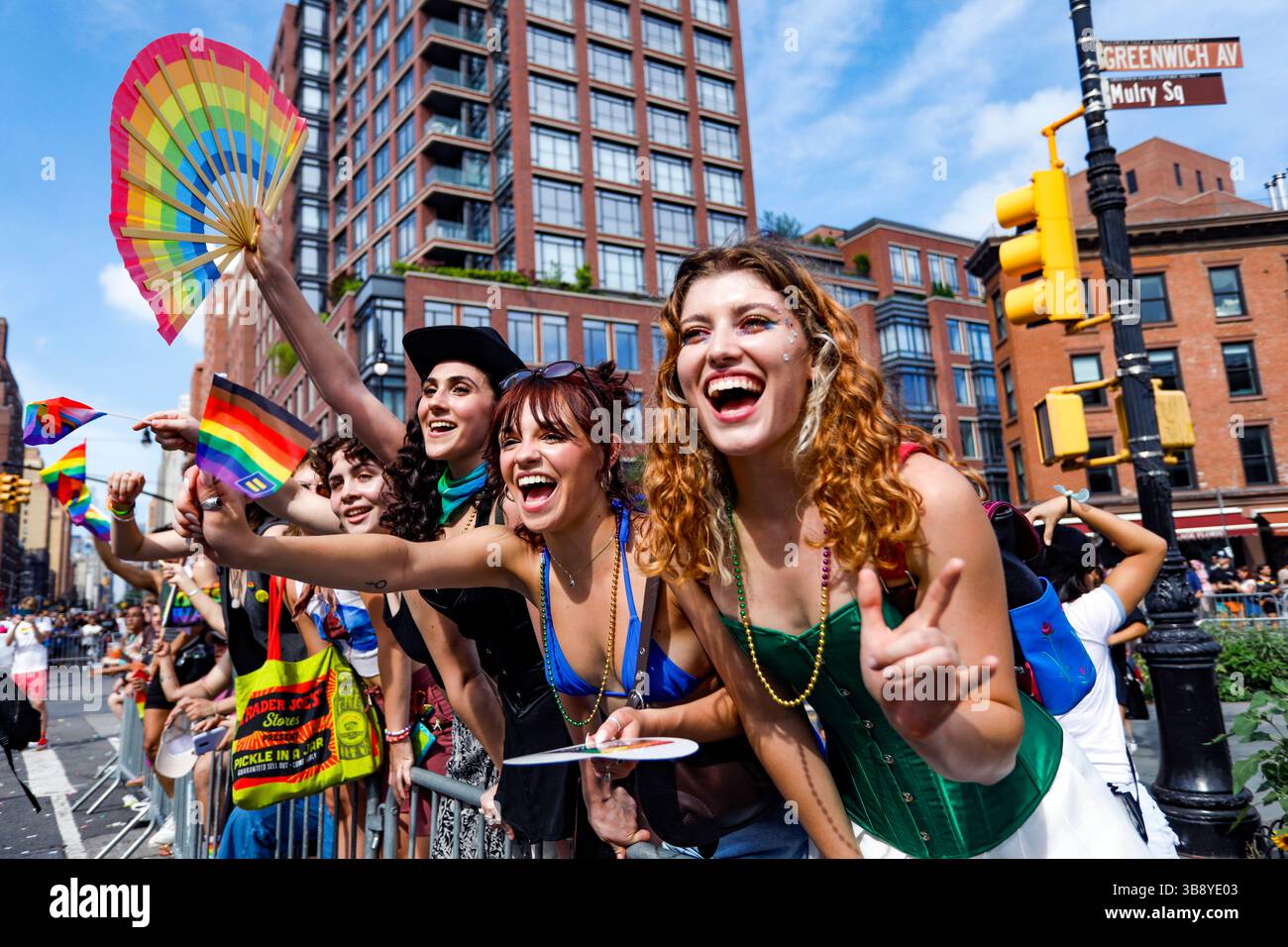 25 juin 2023, New York, New York, États-Unis : un groupe de filles acclamant les participants à la parade avec des drapeaux de fierté et un éventail pendant la parade de la fierté de New York 2023 à Manhattan. (Crédit image : © Ari Espay/ZUMA Press Wire) Banque D'Images