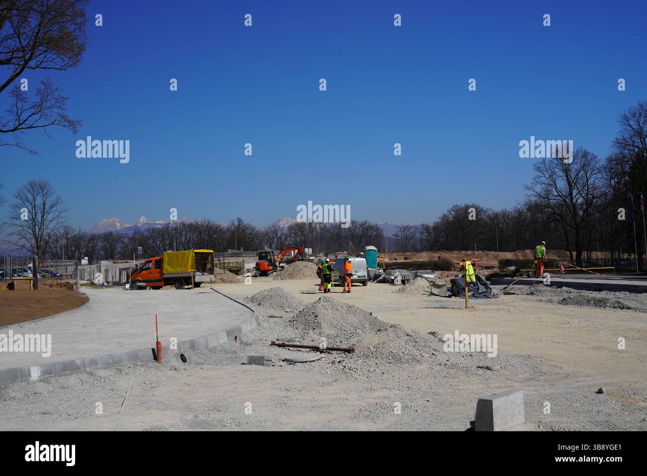 Préparation de la surface pour une nouvelle couche d'asphalte dans le processus de construction de routes Banque D'Images