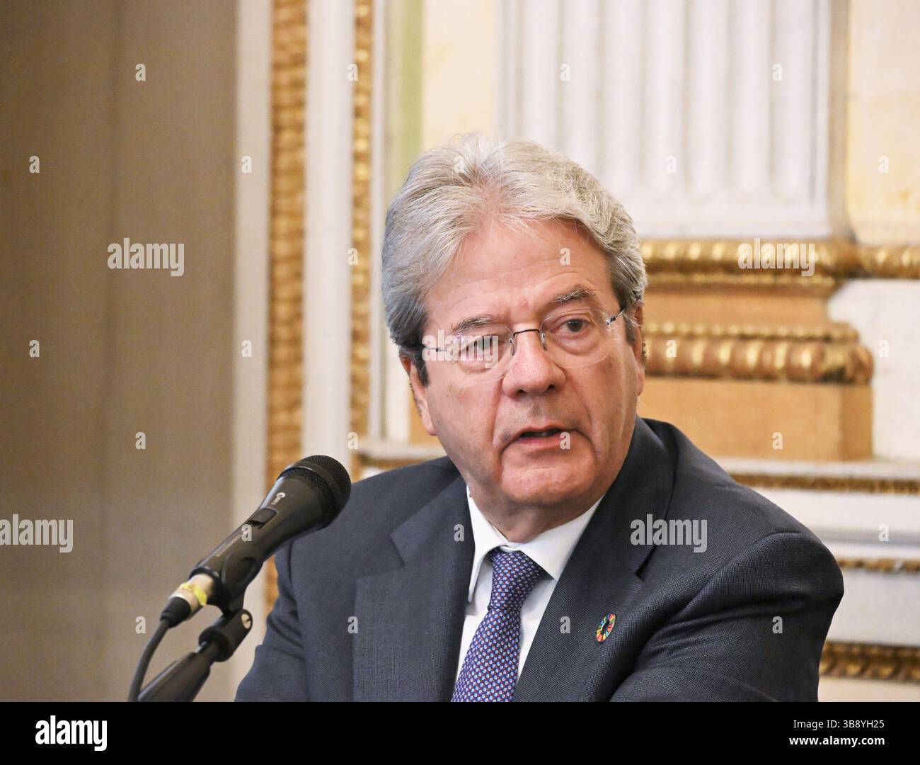 Milan, . 08 mai 2025. Milan, Italie le défi européen dans une perspective historique quatre-vingts ans après la fin de la seconde Guerre mondiale avec une lectio magistralis de Paolo Gentiloni rencontre des étudiants et des enseignants de l'Université d'État de Milan sur la photo : Paolo Gentiloni Ministre des Affaires étrangères et de la coopération internationale crédit : Agence photo indépendante/Alamy Live News Banque D'Images