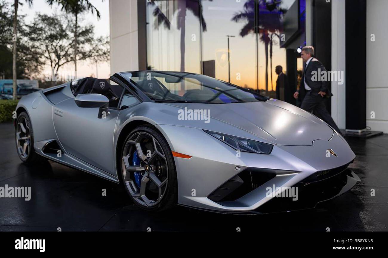 24 février 2023 : une Lamborghini HuracÃÂn EVO Spyder est exposée à la concession Lamborghini Broward le 30 janvier 2023, à Davie, en Floride. La concession a inauguré une nouvelle salle d'exposition étincelante. (Crédit image : © Matias J. Ocner/Miami Herald via ZUMA Press Wire) Banque D'Images