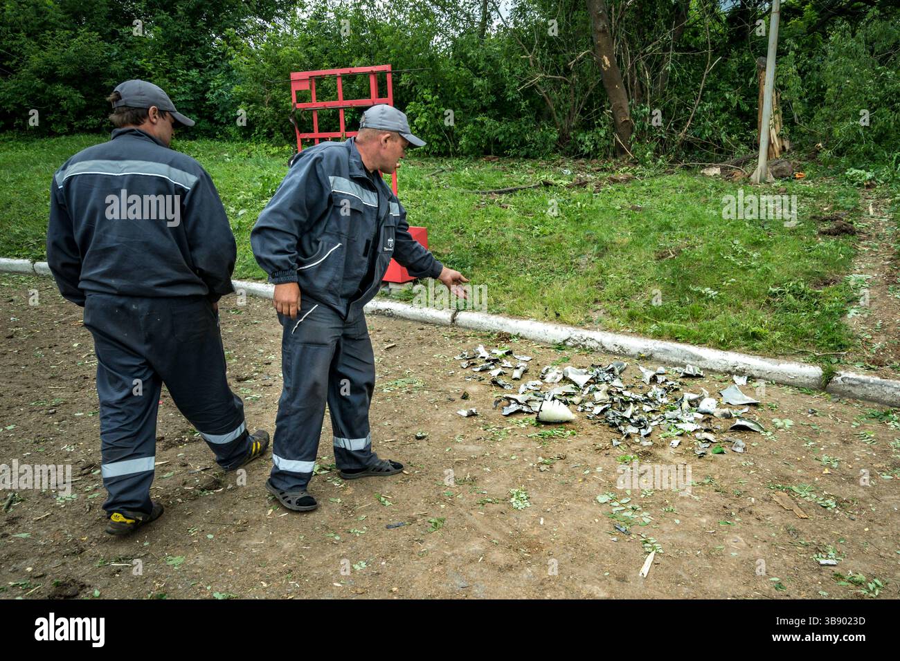 27 juin 2023, Kramatorsk, Donetsk, Ukraine : les travailleurs d’une station-service endommagée par l’impact d’une roquette russe au-dessus de Krmatorsk, empilent les restes de la roquette pour une enquête plus approfondie par la police. (Crédit image : © Celestino Arce Lavin/ZUMA Press Wire) Banque D'Images