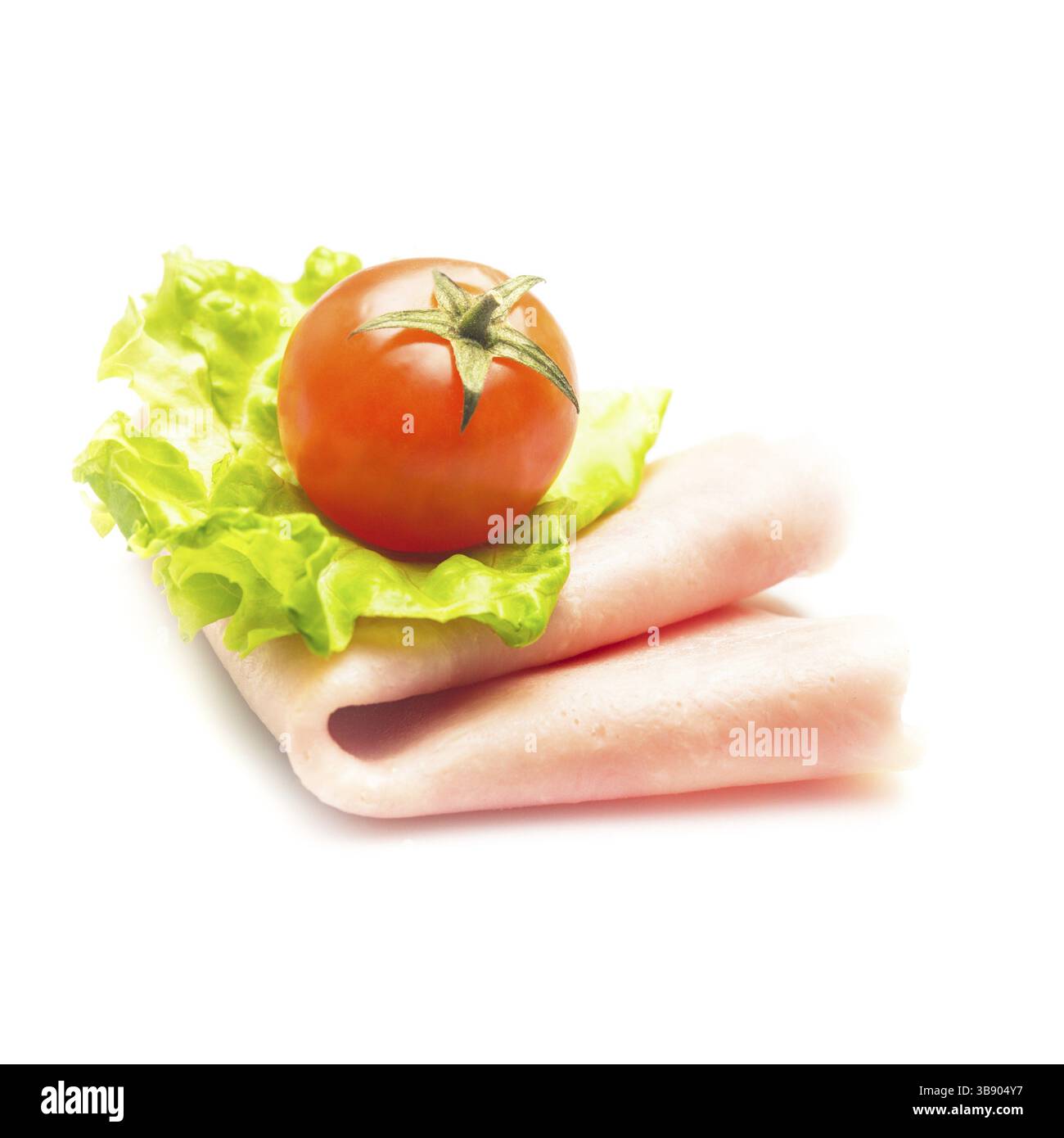 Tranche de jambon roulée frais et lattuce avec tomate cerise isolated on white Banque D'Images Tranche de jambon roulée frais et lattuce avec tomate cerise isolated on white Banque D'Images