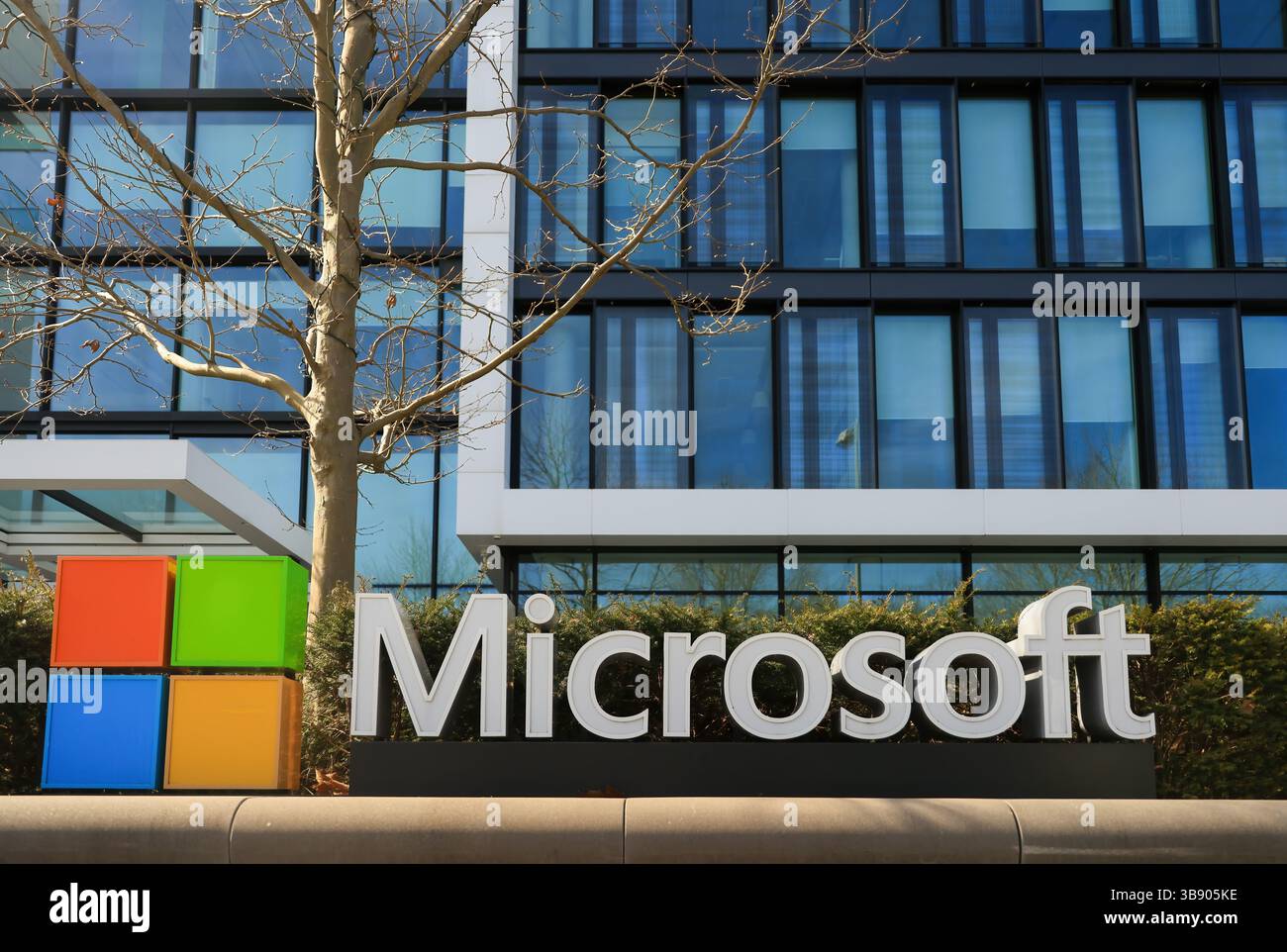 MUNICH, ALLEMAGNE - 10 AVRIL 2023 : logo Microsoft dans le bâtiment de l'entreprise situé à Munich, Allemagne Banque D'Images